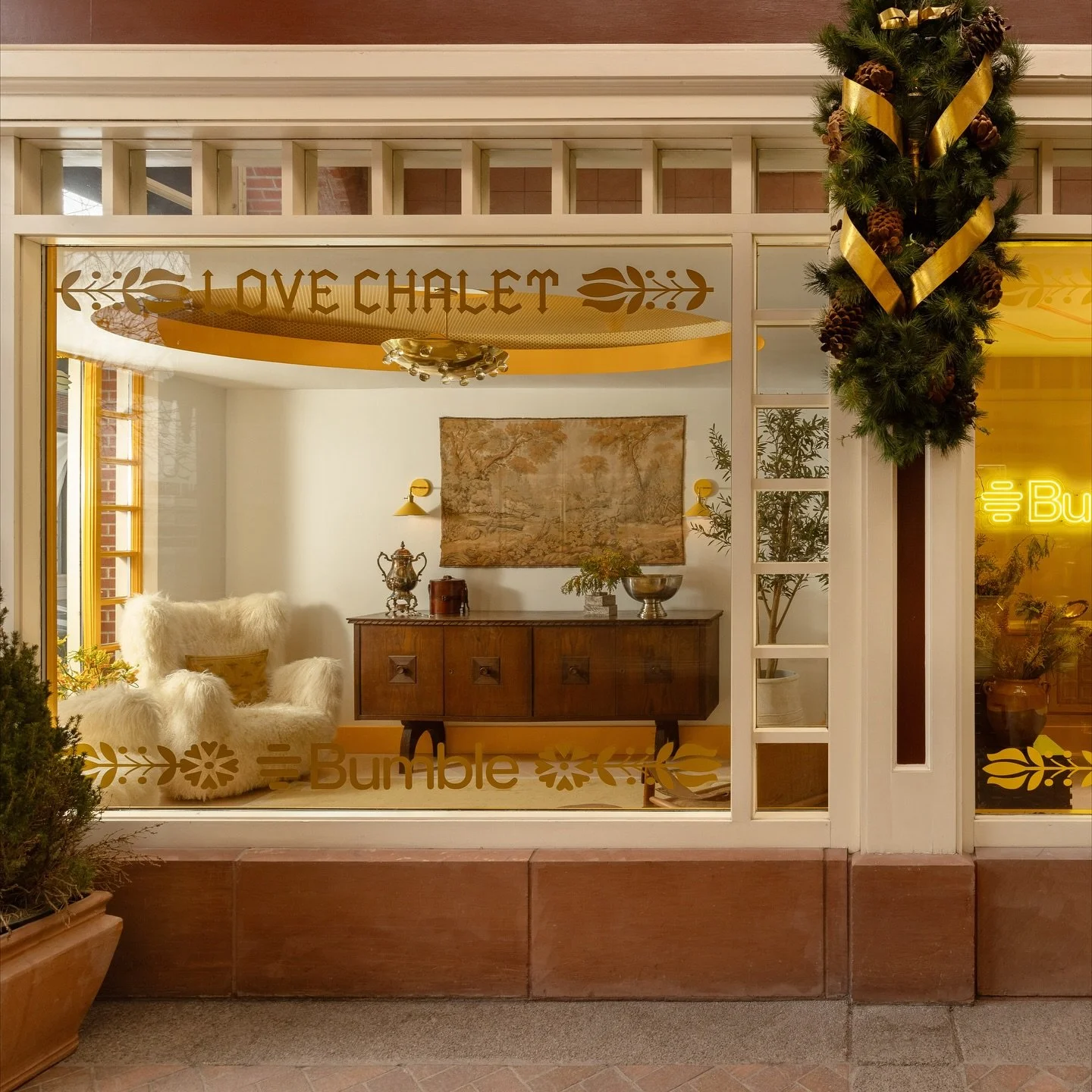 through the glass - bright, layered moments designed to connect ❤️&zwj;🔥 from the Aspen @bumble pop-up earlier this year 

captured by @kyliefitts