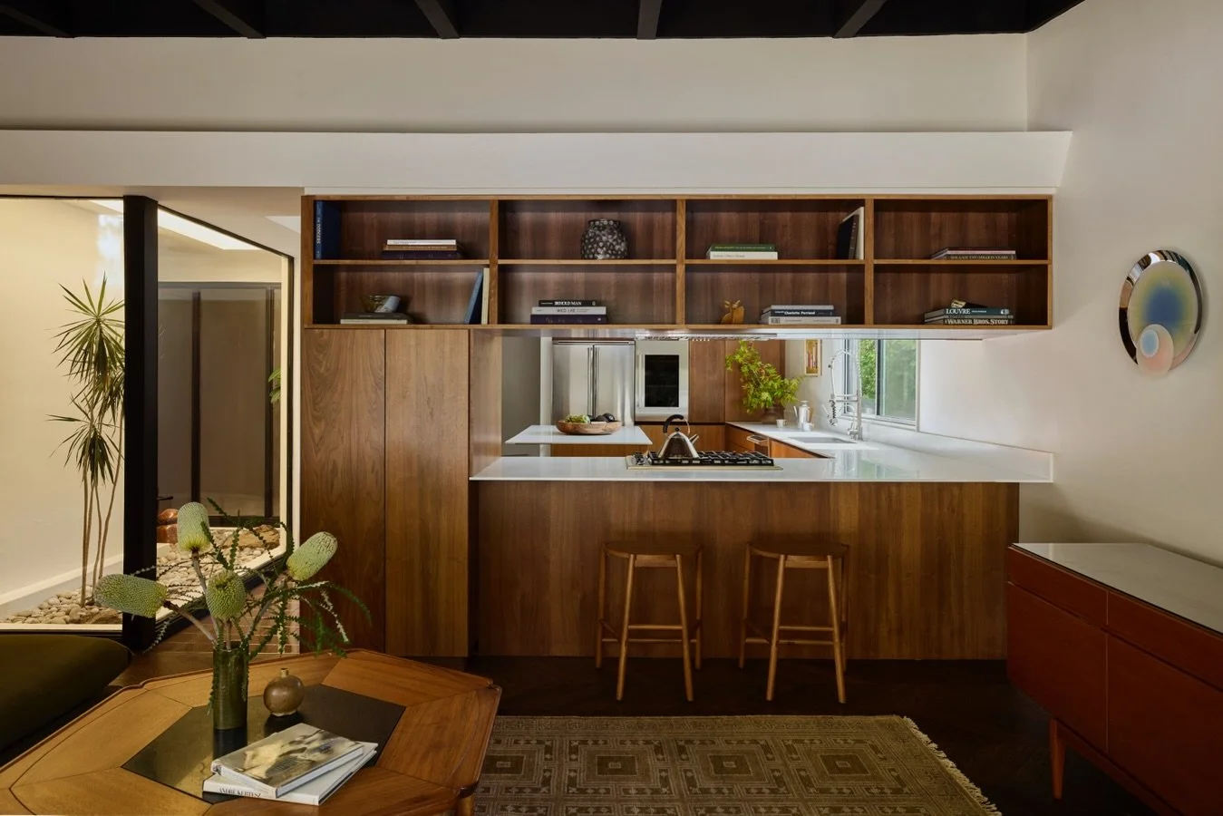 framing the kitchen in walnut 

featured in @ad_italia