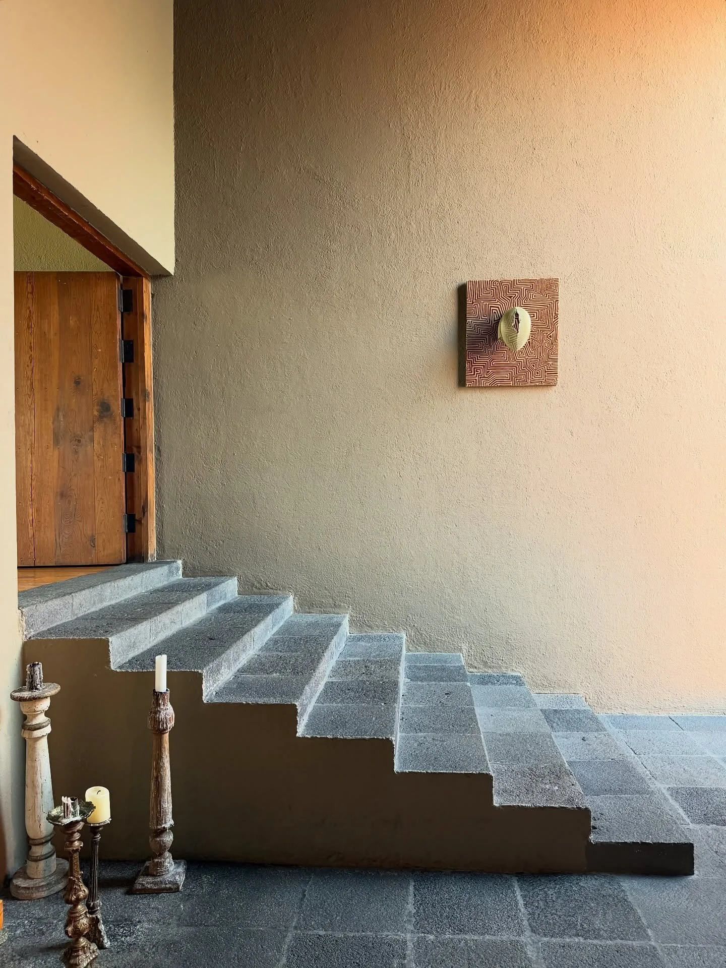 from Casa Pedregal&rsquo;s quiet neutrals to Casa Gilardi&rsquo;s bold color - Luis Barrag&aacute;n did it all 🎨

a reminder that range is everything. 

@casa_pedregal 
@casa_gilardi