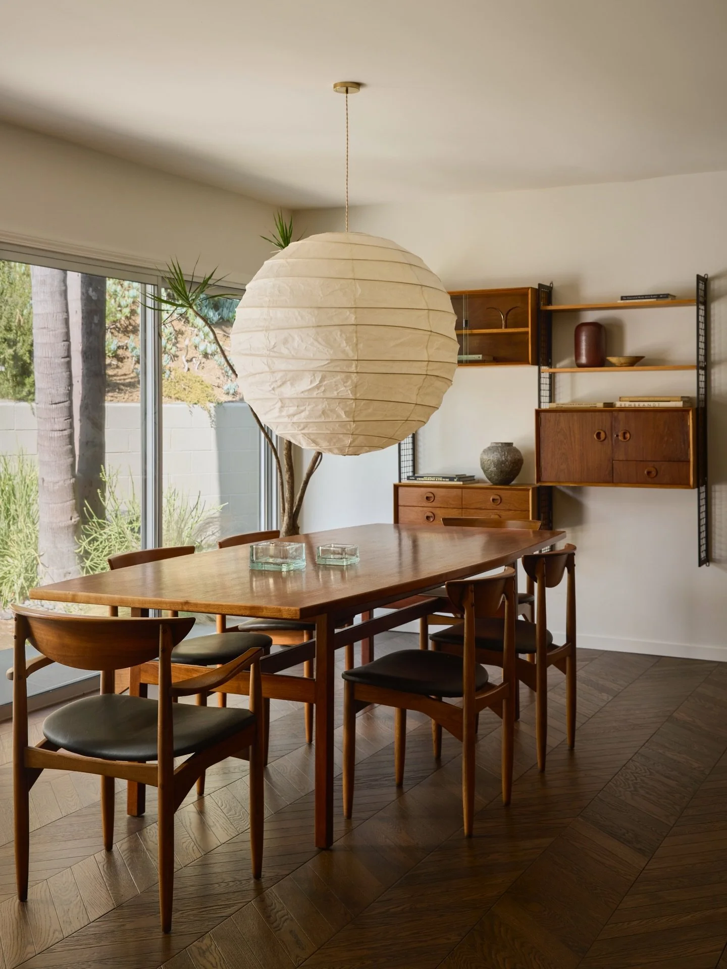tonal woods, subtle contrast in this LA dining space🍴

featured in @ad_italia