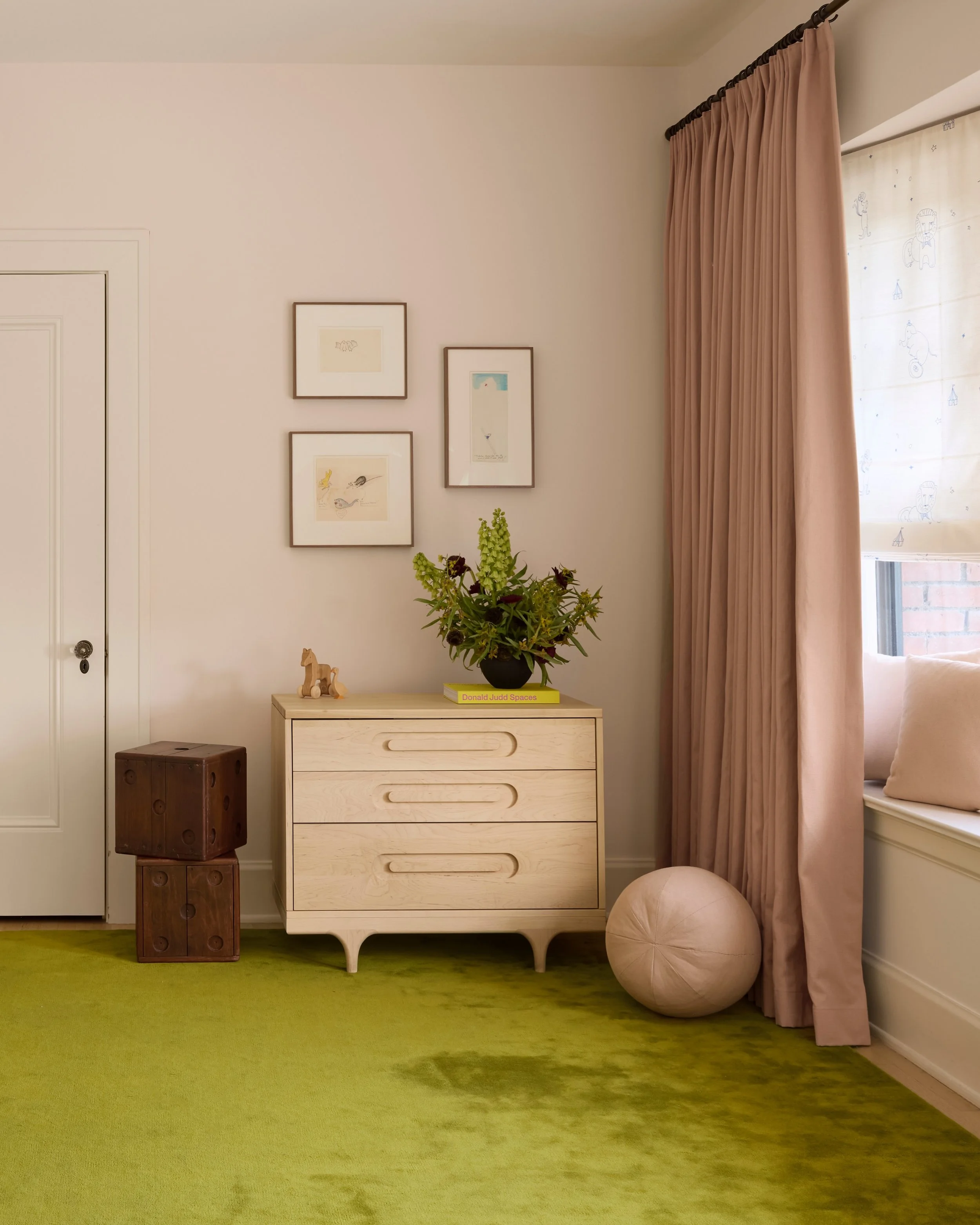 is it grass or is it @nordicknots ?! 

pink + green nursery for bb girl in Los Feliz 🌸💝