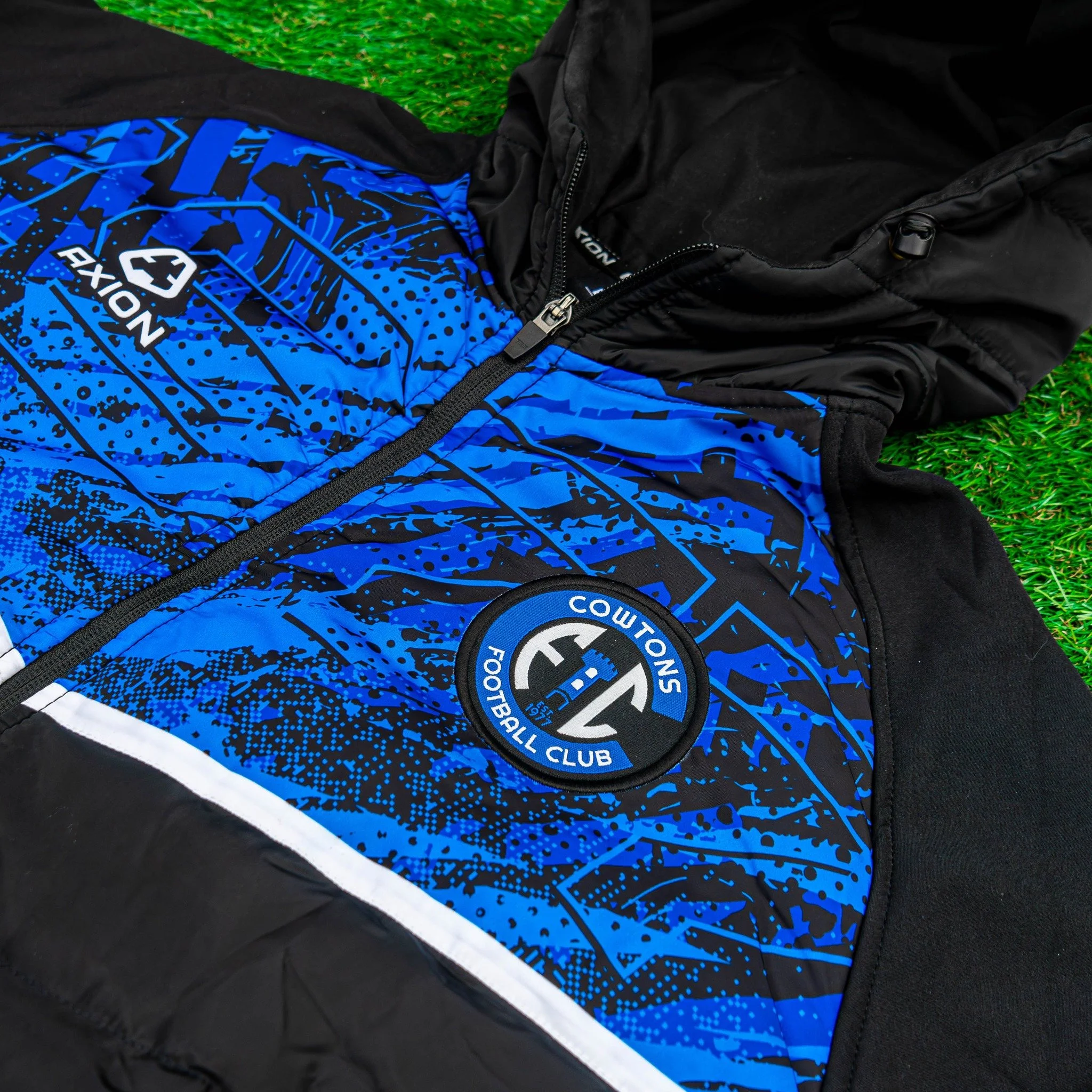 Hot off the press, check out these Hybrid Jackets with woven badges for our friends at @cowtonsfc 

Equip your team with fully bespoke sportswear, designed to your specifications. Message us today! 🫡