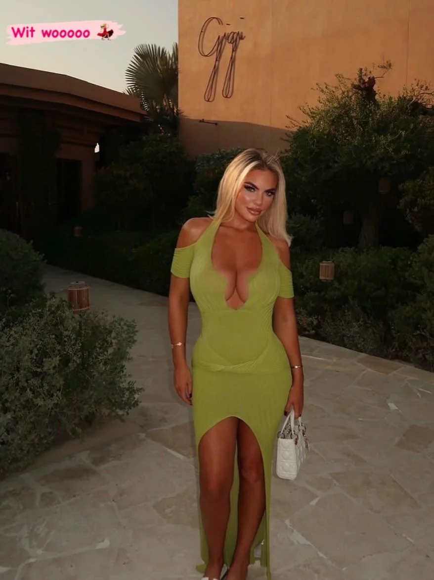 The stunning @kelseystratford glowing and sun-kissed, with a little help from @spray.sisters 🤏 ❤️ xx