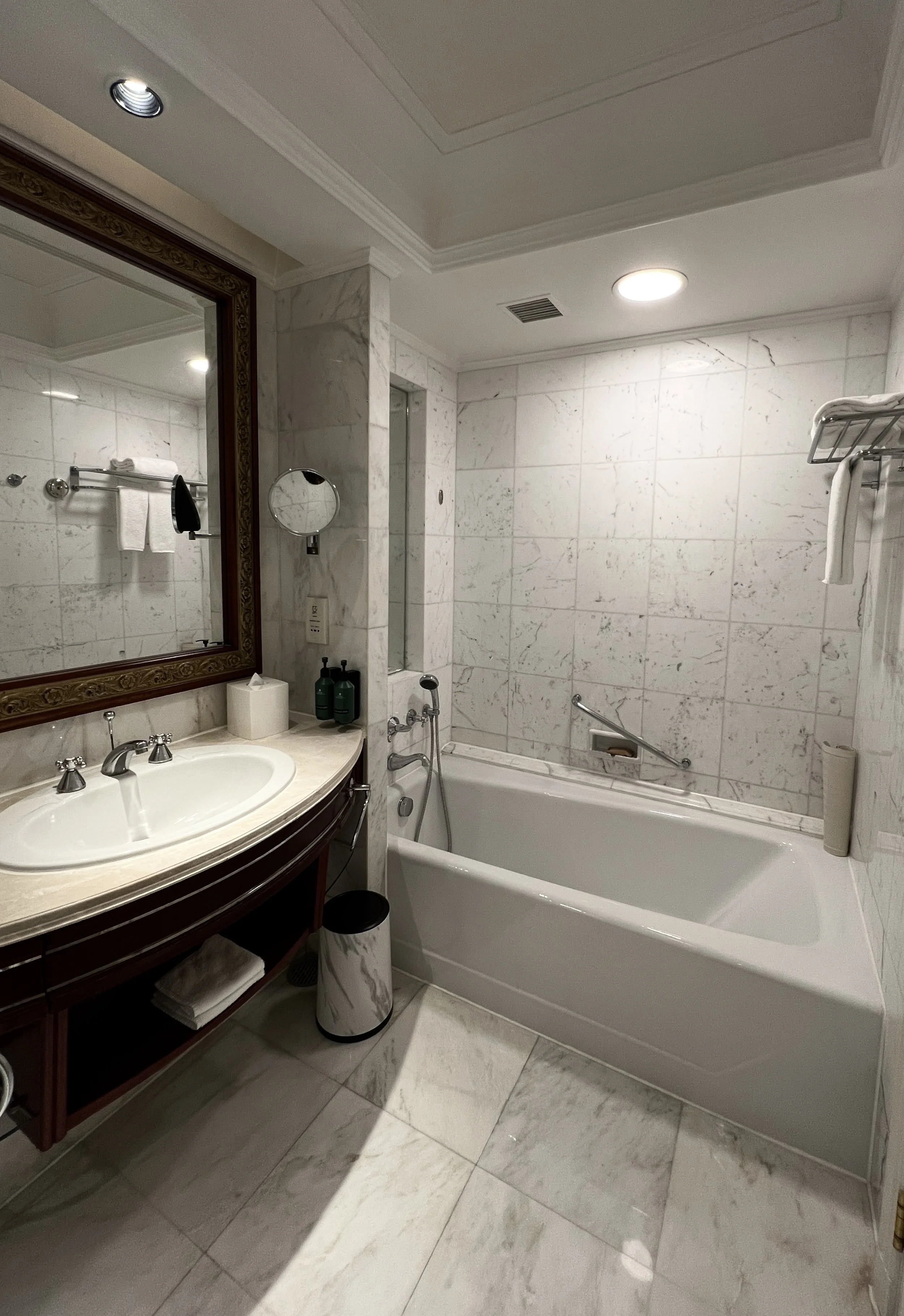River Wing Deluxe Bund King Room - Bathroom 2.JPG