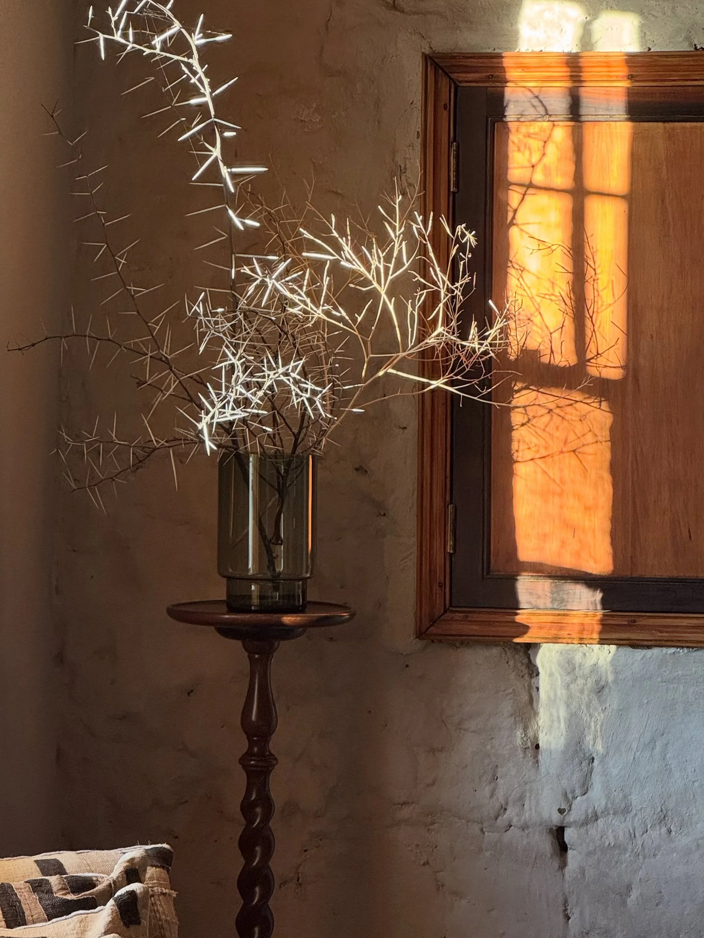 Escape to the heart of the Klein Karoo.

3.5 hours from Cape Town, @buffelsdriftfarm is a beautifully restored self catering farm stay where timeless South African charm meets contemporary interior design.

Carefully renovated by interior architects,