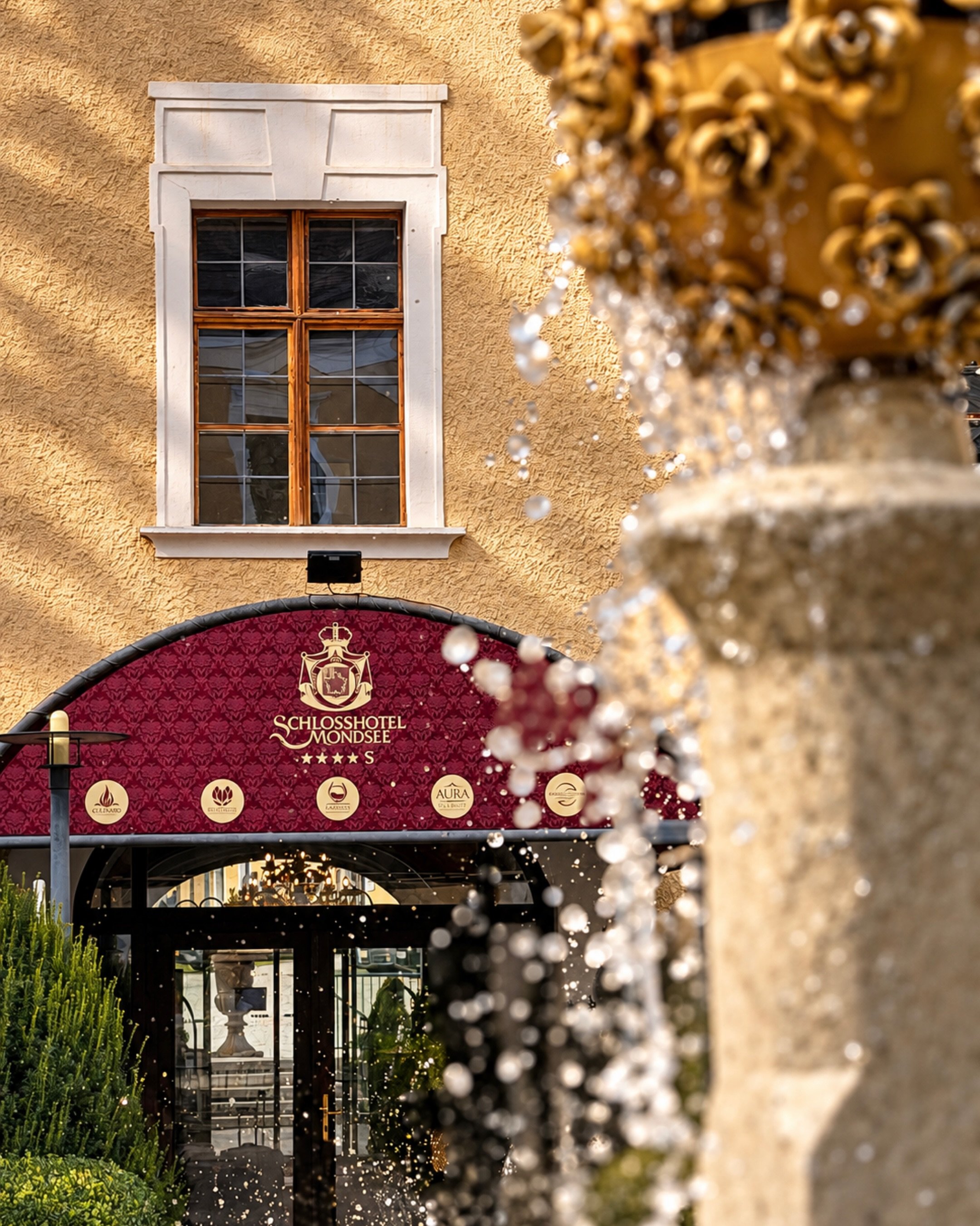 ✨ Ein Ort mit Geschichte. Und mit ganz viel Seele. 🏰🤍
Wo einst Benediktinerm&ouml;nche lebten, kann man heute in jahrhundertealten Mauern &uuml;bernachten. Das Schlosshotel Mondsee blickt auf &uuml;ber 1.000 Jahre Geschichte zur&uuml;ck und genau d