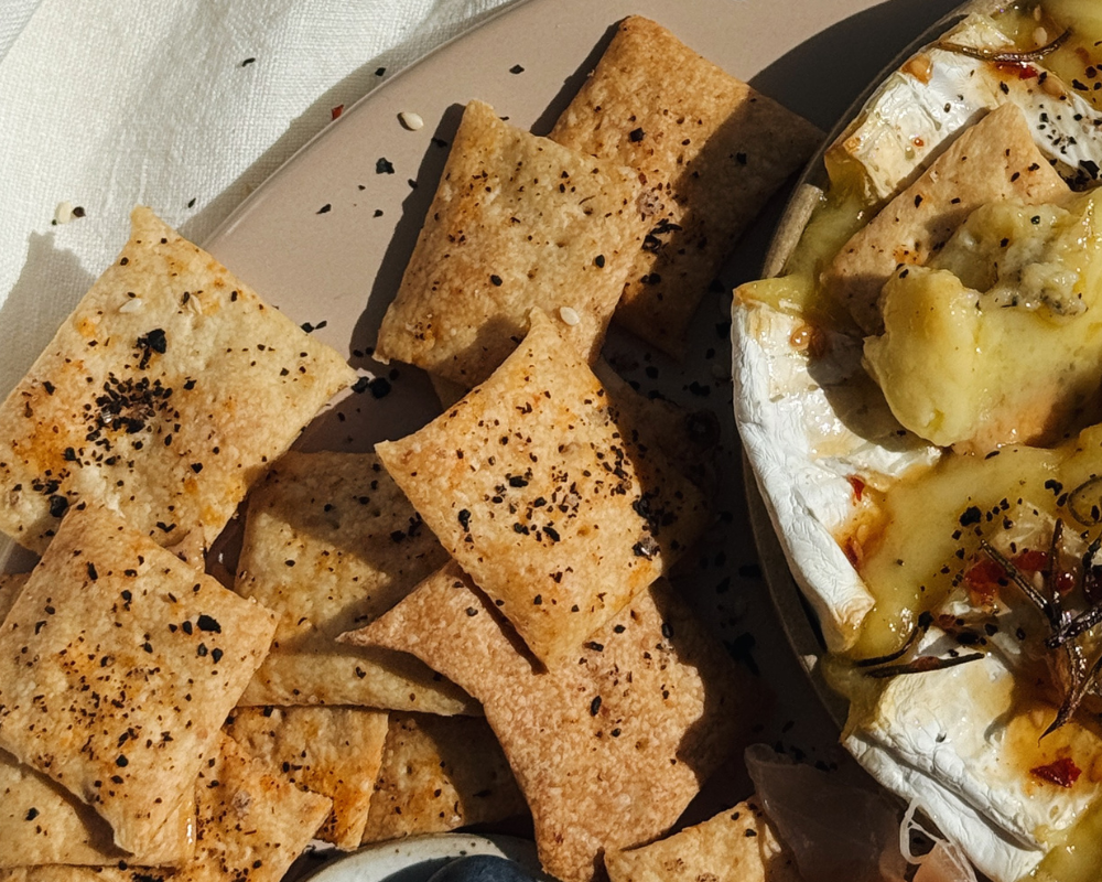 Homemade crackers with smoked salt and sesame 