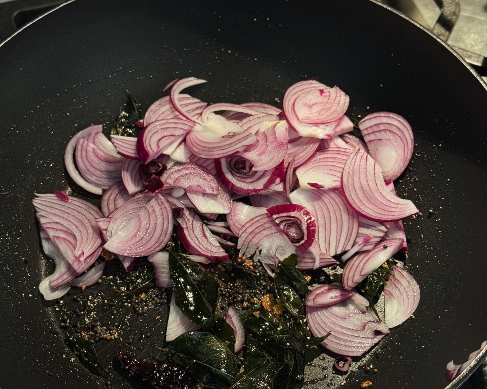 Onion fried in wok.png