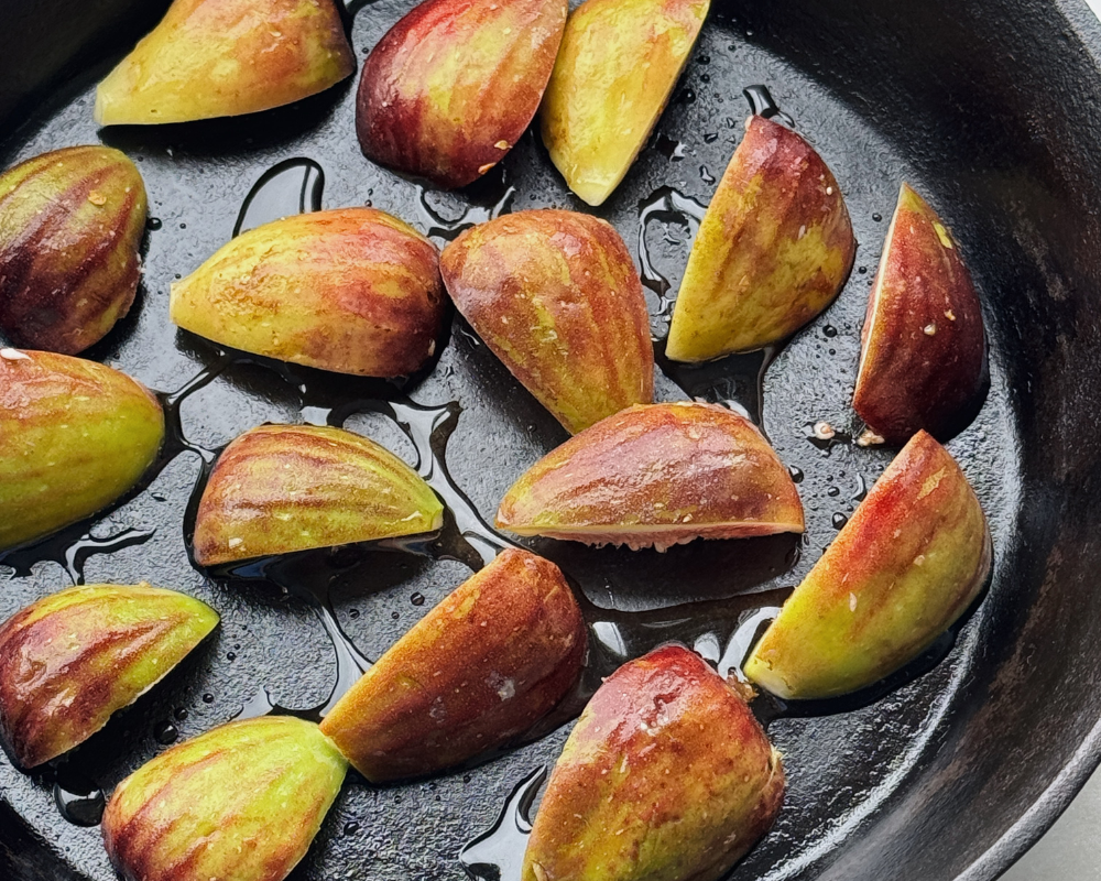 Figs in skillet pan.png