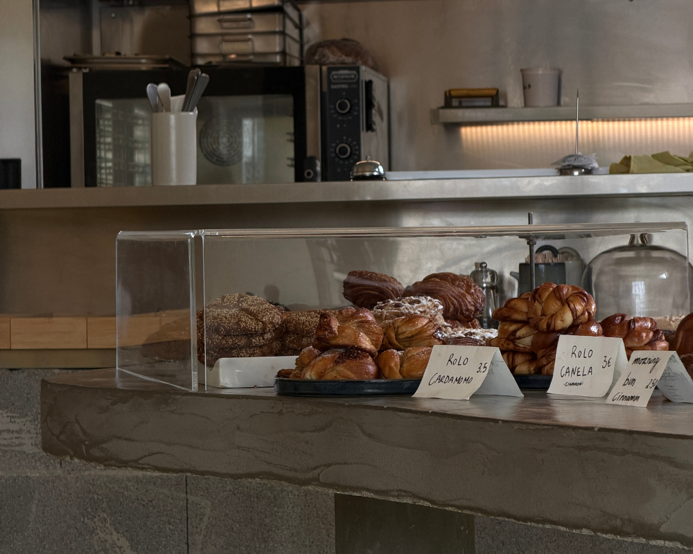  Pastry display case with cardamom and cinnamon rolls at Bicho Porto 
