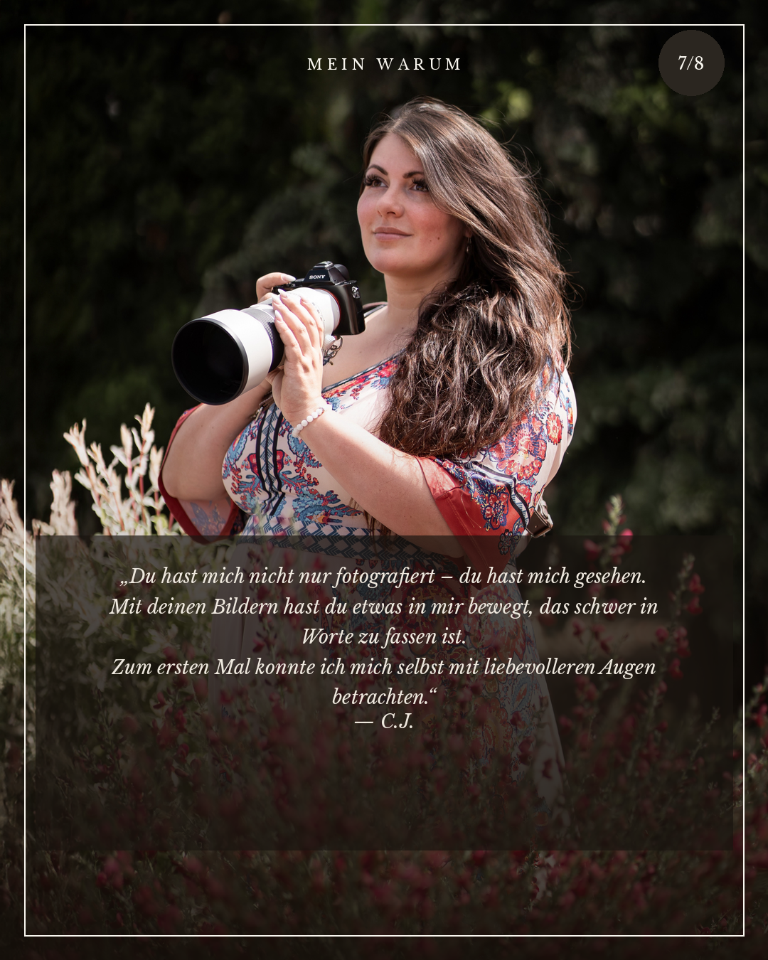 Eine Frau mit langen, braunen, gewellten Haaren, die eine Kamera mit großem Teleobjektiv hält, in einem Garten mit Blumen. Im Bild ist ein Zitat auf Deutsch, das von C.J. stammt, über das Beobachten und Fotografieren der eigenen Person.