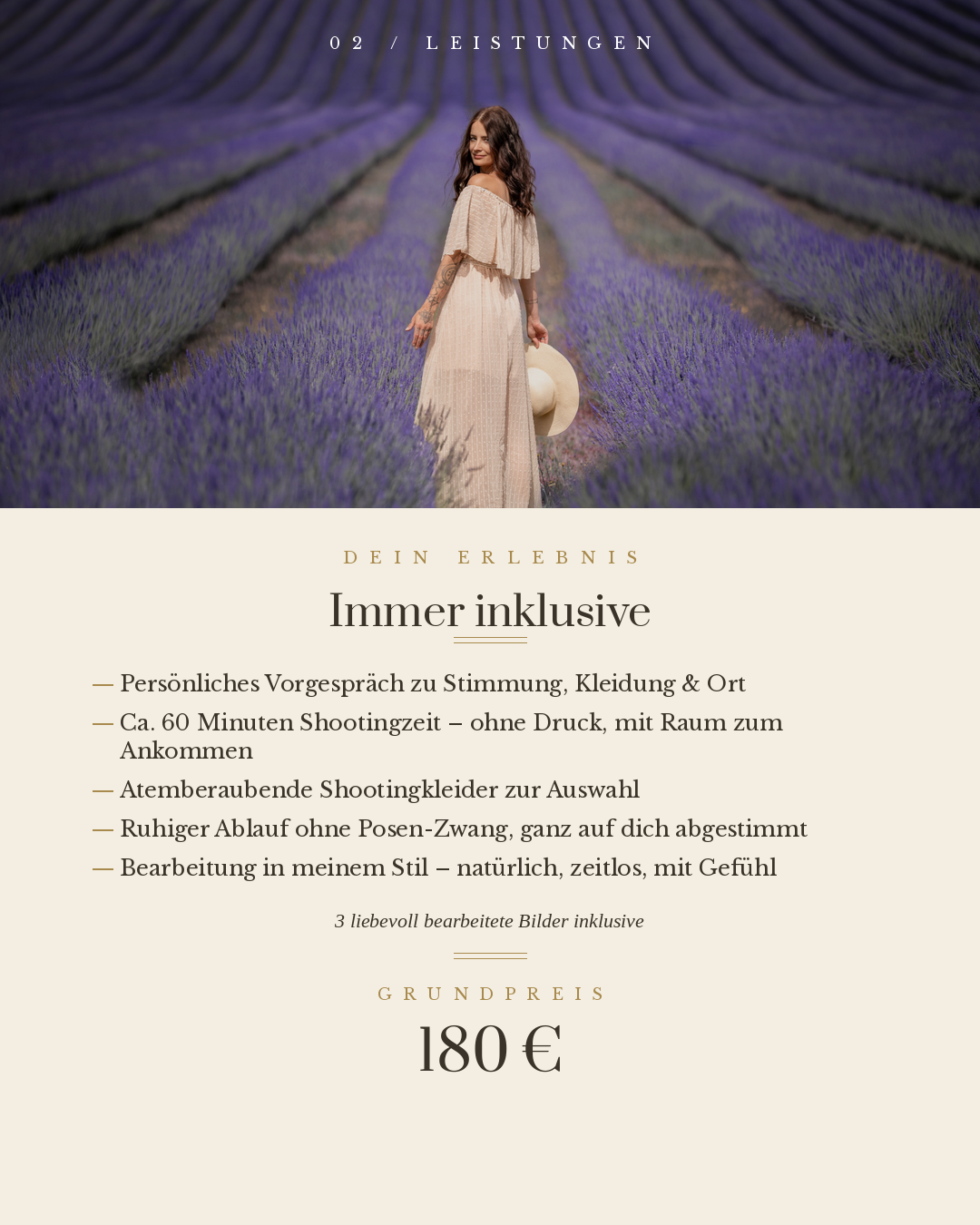 Eine Frau in einem langen Kleid steht inmitten eines Lavendelfeldes, hält einen Sonnenhut in der Hand, im Hintergrund sind lavendelfarbene Blüten und ein Himmel sichtbar.