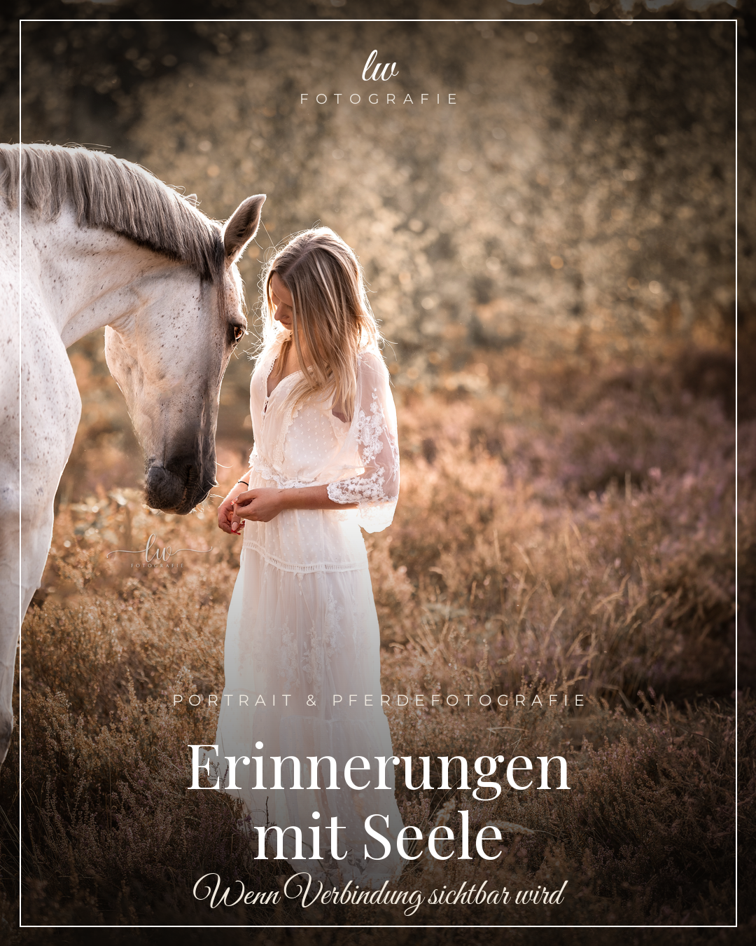 Eine Frau in einem weißen Kleid steht in einem Feld voller Wildblumen und schaut nach unten, während sie einem weißen Pferd gegenübersteht, das den Kopf geneigt hat. Die Szene ist im goldenen Abendlicht aufgenommen, was eine ruhige und nostalgische Atmosphäre schafft.
