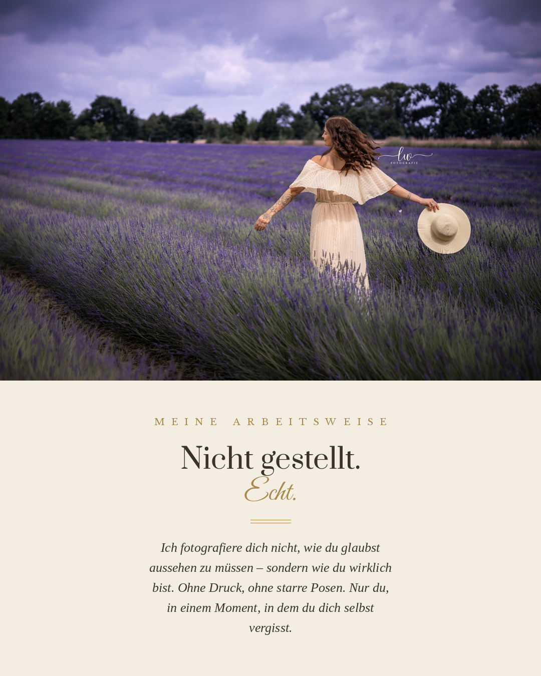 Frau in einem Lavendelfeld, hält einen Sonnenhut, trägt ein weißes Kleid, umgeben von violettem Lavendel, bewölkter Himmel im Hintergrund.