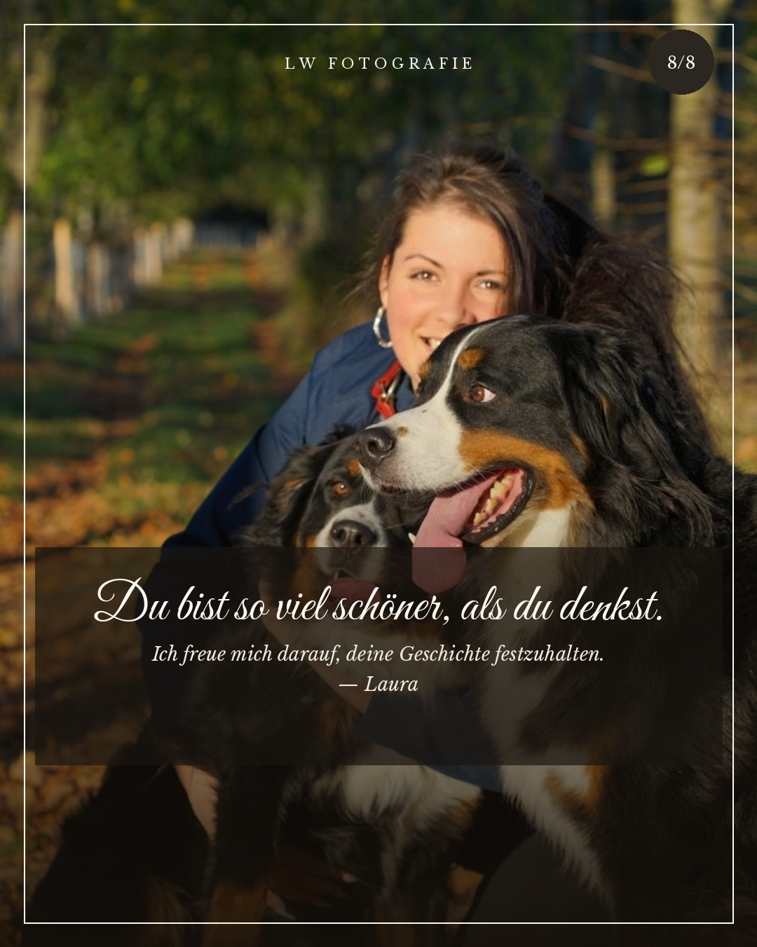 Ein Lächelnder Mann umgeben von mehreren Bernhardiner-Hunden in einem Park im Herbst.