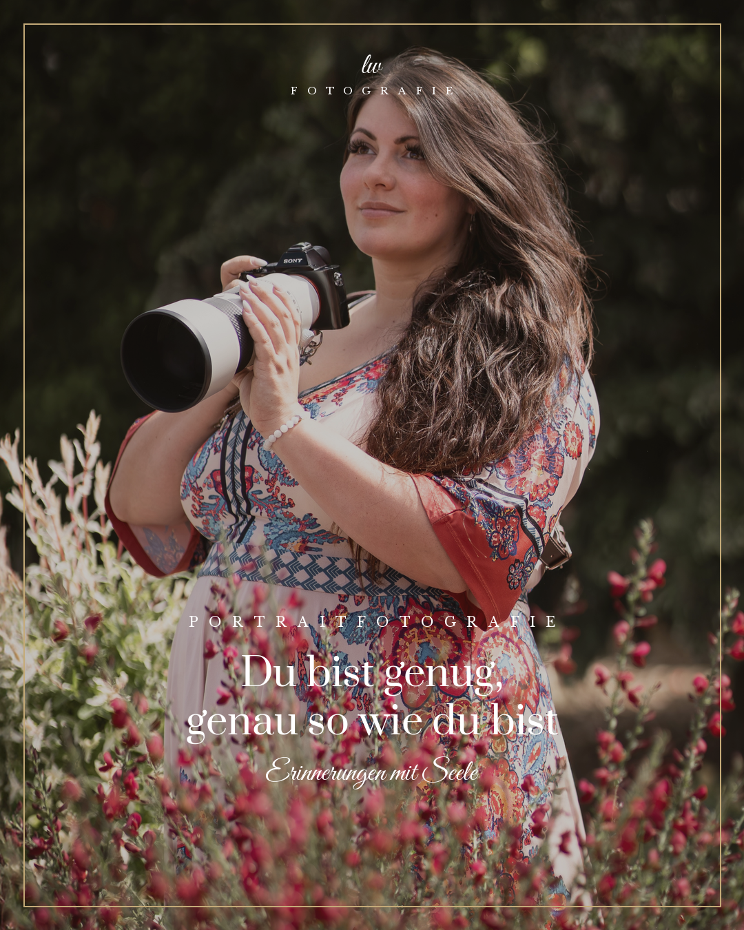 Eine Frau mit langen, gewellten braunen Haaren hält eine Kamera mit langem Teleobjektiv vor einem blühenden Garten. Sie trägt ein buntes Kleid mit floralen Mustern und einen weißen Perlenarmreif. Der Hintergrund ist grün und unscharf, mit Blumen im Vordergrund.