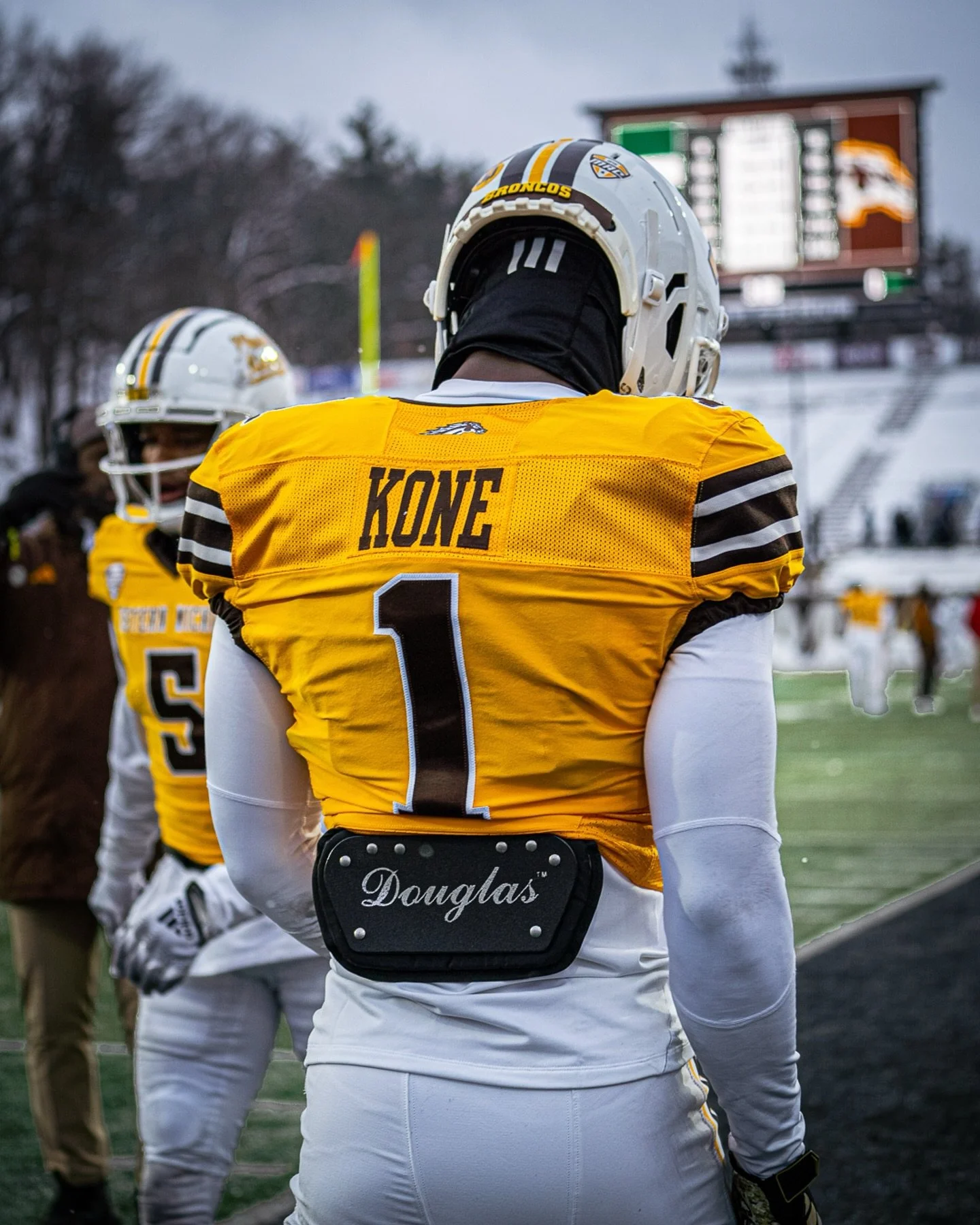 Not done yet ❄️🟡🐴 
-
#wmubroncos #collegefootball #snow #kalamazoo #michigan #BroncosReign