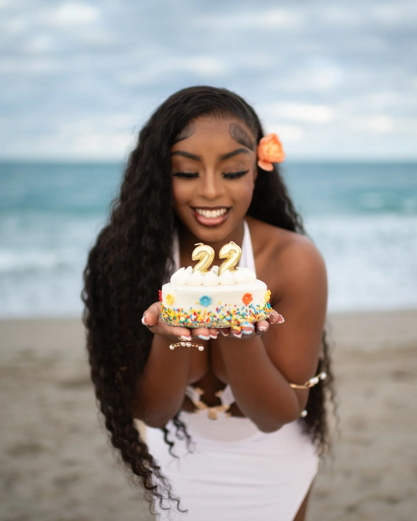 🌊 Sun, sand, and stunning portraits joy. 🎂📸 Here&rsquo;s to making memories that last forever. 

🎉 Ready for your special day to shine as bright as this one? Let&rsquo;s capture it together&mdash;DM to book your session!

#BeachPortraits #Birthda
