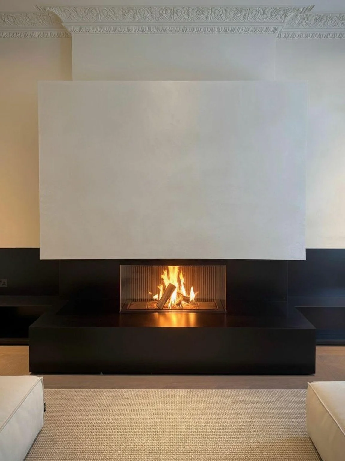 A modernistic fireplace with @metalfire.eu 🔥 

Fireplace design by @victoriastone_fireplaces 
Fire appliance: Ultime D by @metalfire.eu with three sided wood burner and original ribbed interior 

#victoriastonefireplaces #bespokefireplaces #metalfir