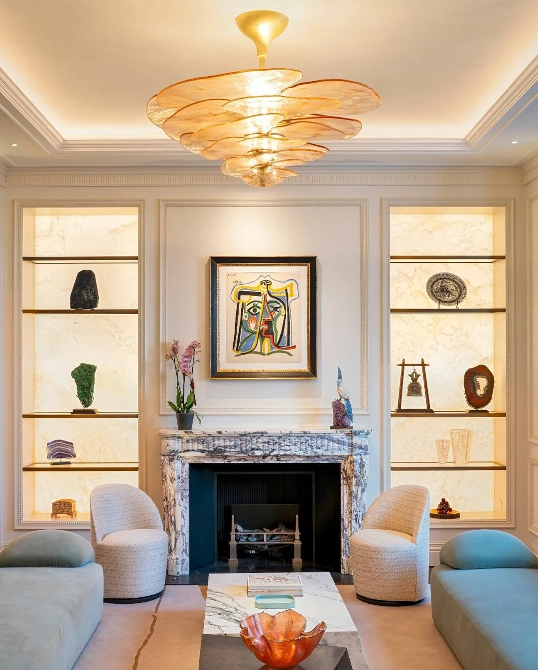 Project Feature | ⁠A Private Residential Home in Kensington ⁠
⁠
We&rsquo;re thrilled to share further imagery of this beautifully curated home by the creative teams at @blda.architects and @finchattondesign 
⁠
In this expansive open-plan living space