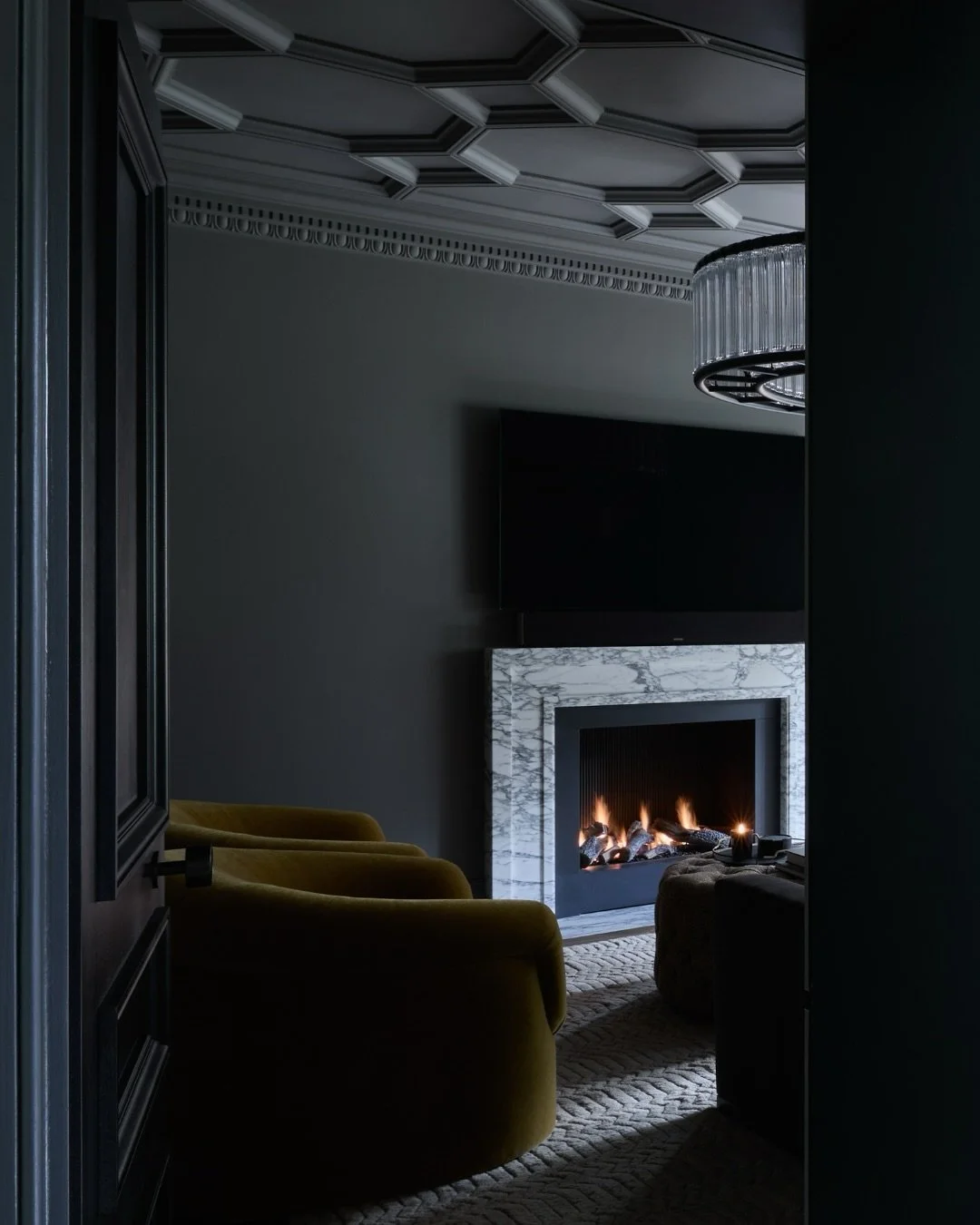 Curated calm in a world that rarely pauses&hellip;
⁠
Fireplace by @victoriastone_fireplaces⁠
Fireplace design: Ilchester⁠
Stone: Arabescato Corchia⁠
Fire detail: matching hearth, hand-painted ceramic log remote control gas fire in a raised slate plin