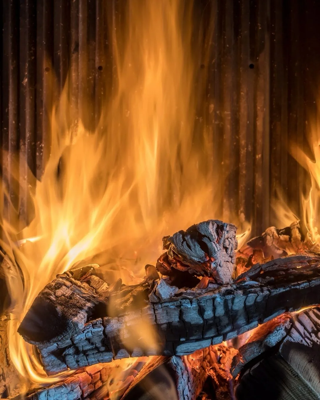 Real wood fires, designed for London living.⁠
⁠
For many London homes, enjoying a traditional wood-burning fireplace isn&rsquo;t always straightforward, especially within the city&rsquo;s Smoke Control Areas. But with the right appliance, it&rsquo;s 