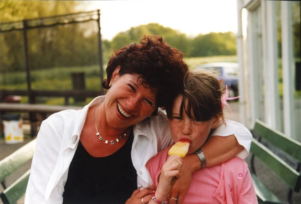 Je was mijn voorbeeld, mijn thuis.
In wie ik ben, in wat ik doe, jij leeft in alles voort.
De leegte die je achterlaat is groot,
maar de liefde die je gaf, nog zoveel groter.

Ik mis je, meer dan woorden ooit kunnen zeggen.
Para sempre, mama 🤍