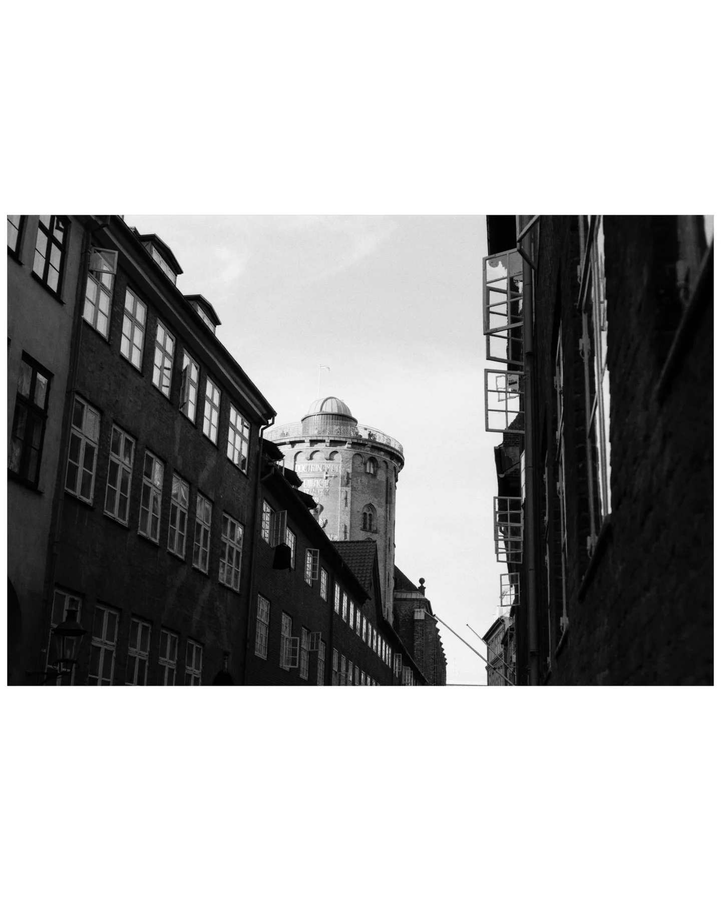 Quiet scenes from the city 

Leica M6
Ilford FP4

#35mmfilmphotography #50mmsummarit #dominofilmphoto #grainyfilm #ilfordfp4