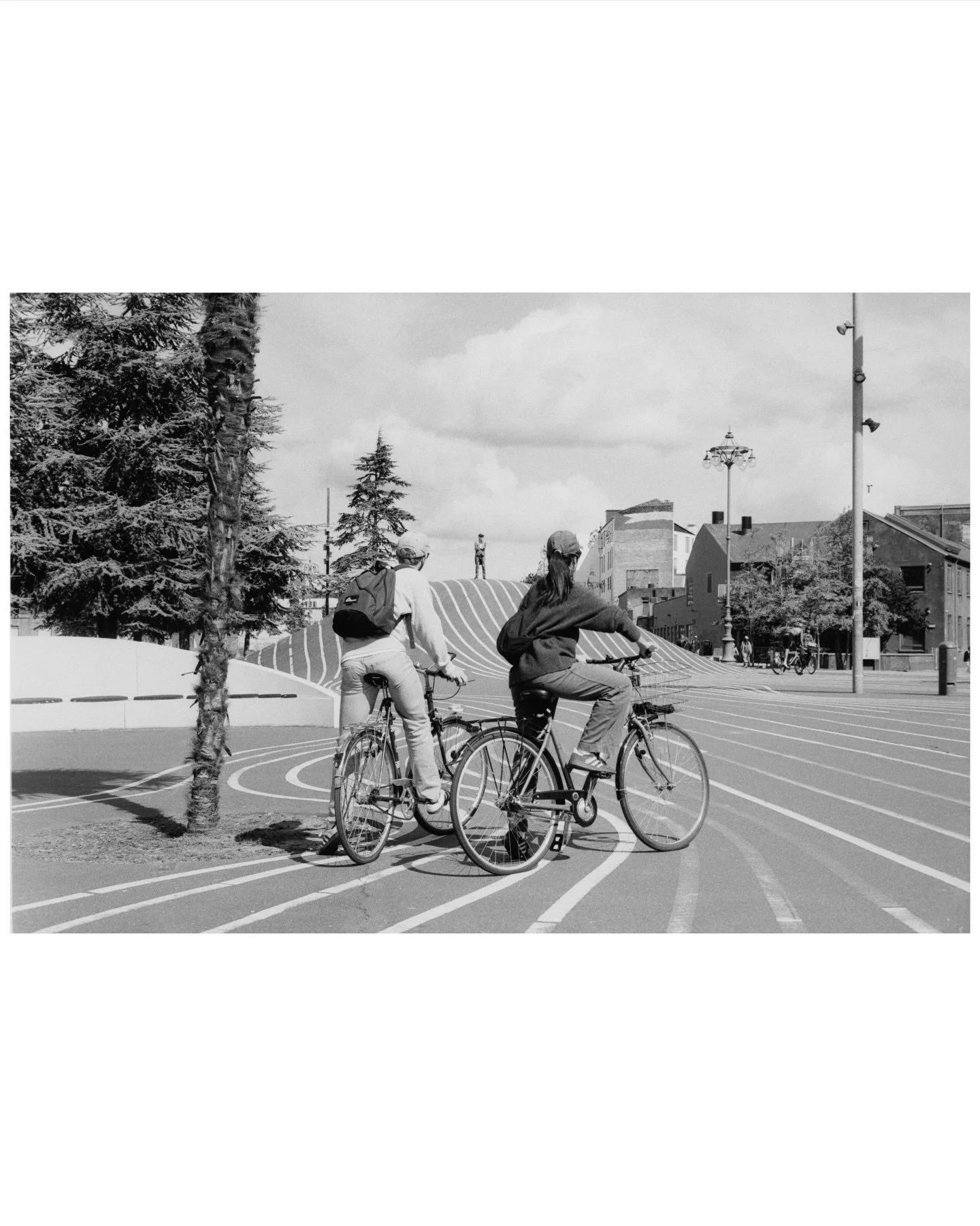 Street moments around N&oslash;rrebro, CPH.

Leica M6
Cinestill BwXX

#cinestillfilm #leicanordics #streetphotography #cinestillbwxx #framelinesmag
