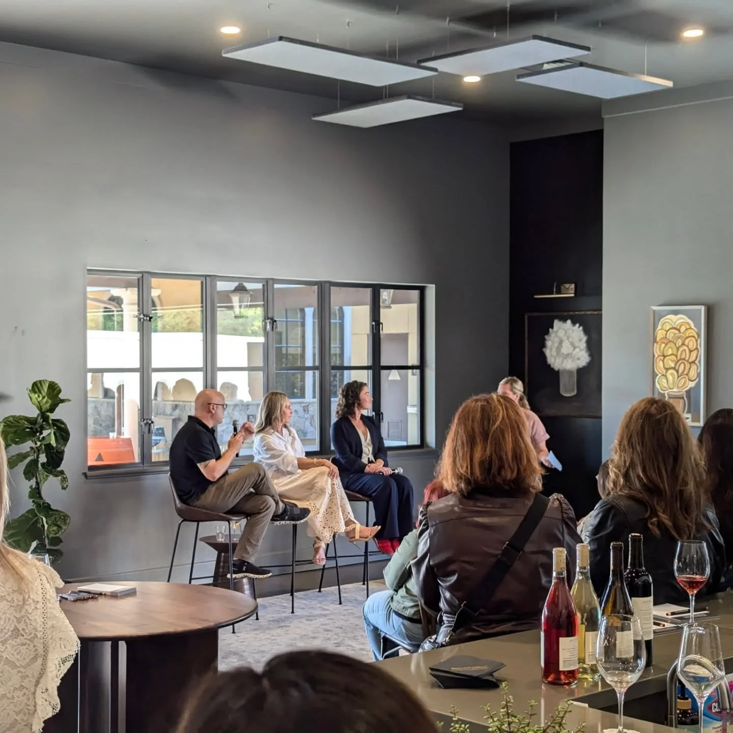 Kicking off the @design.bayarea Design Healdsberg weekend with a glass of wine and roundtable from designers  @shawbackdesign, Allie Jane, and @julierootesinteriors , thank you for an entertaining and earnest panel! 🍷

#healdsburg #interiordesign