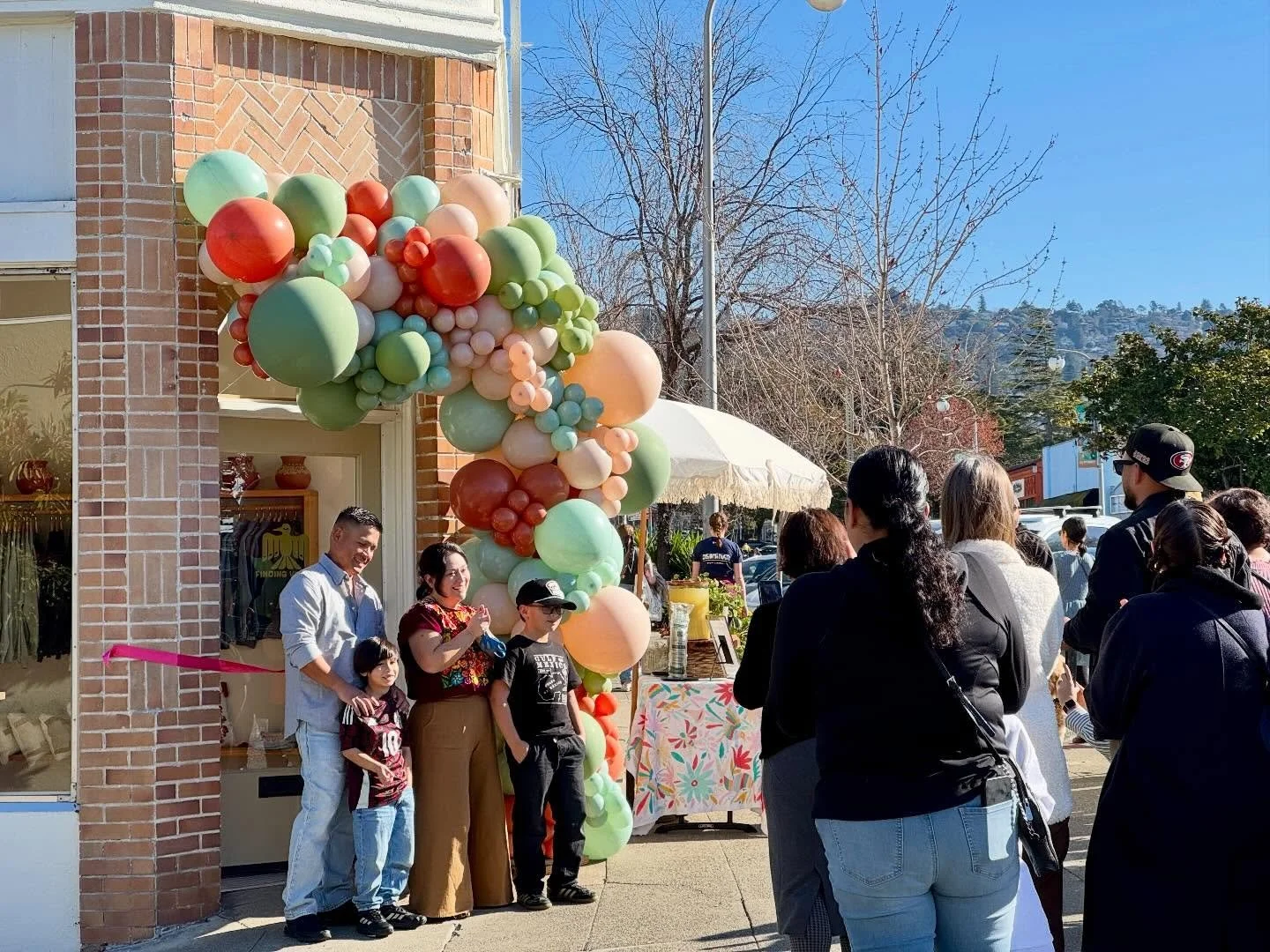 Had a very fun afternoon visiting @findingvettey for their grand opening @onsolanoavenue ! Lots of great interior decor and ceramics for upcoming projects.

#interiordesign #ceramics
