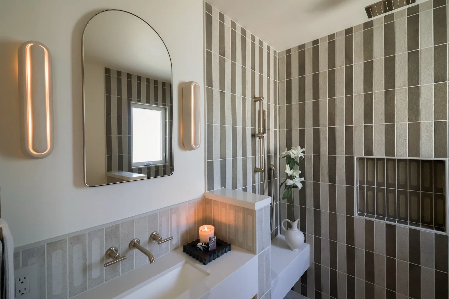 Loving how this micro-bathroom project turned out! Being bold with pattern in such a restricted space feels great when paired with relaxed lighting.

🛠️: @hanes_construction_inc 
🏺: @inkandporcelain 

#bathroom #remodel #interiordesign #architectur