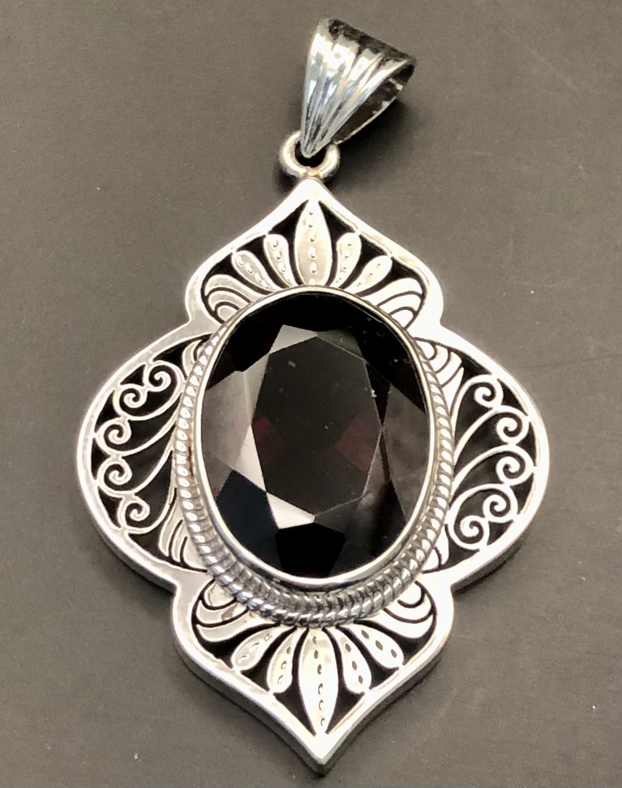 Jali pendant (with Garnet stone)