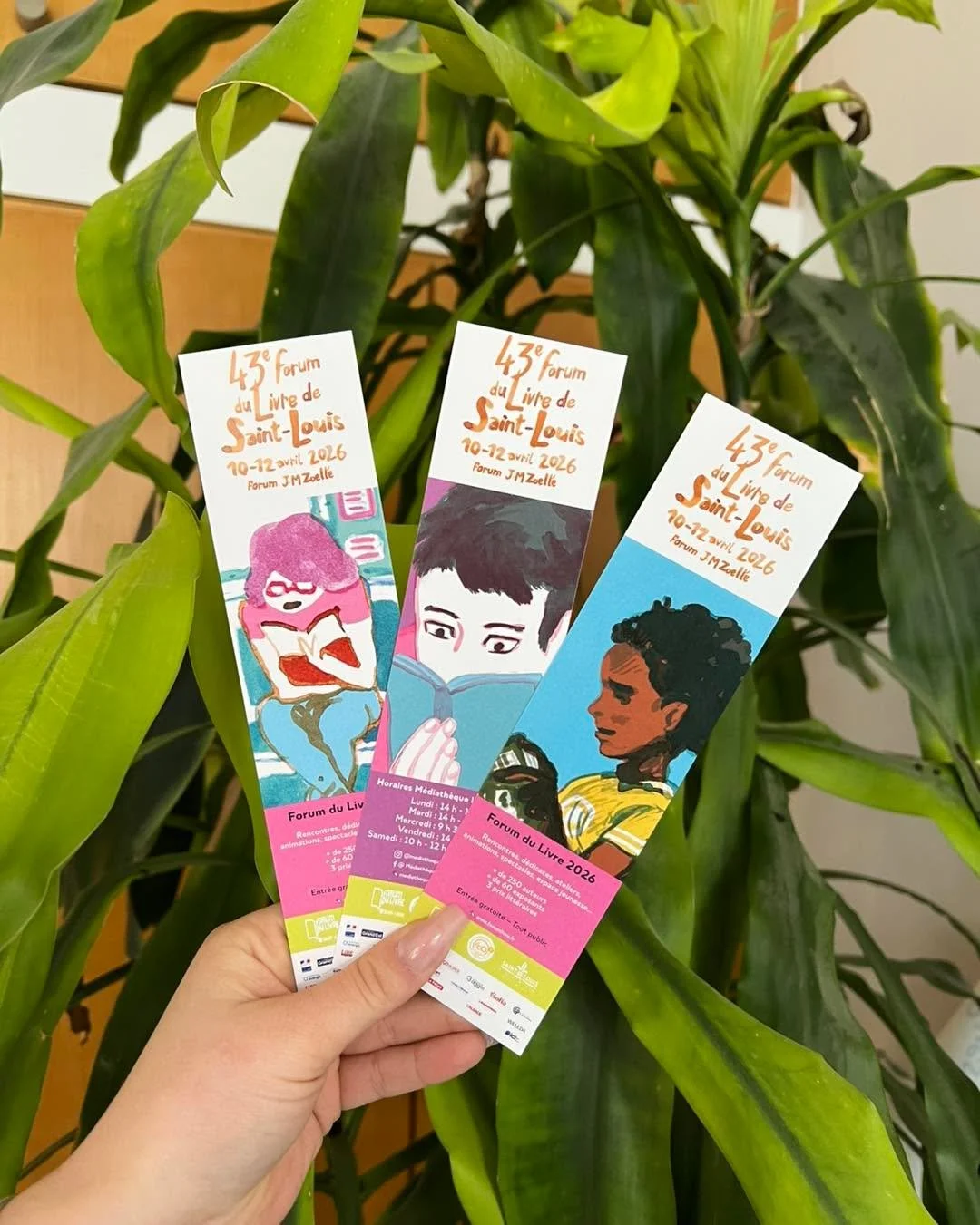 🔖 𝗟𝗘𝗦 𝗠𝗔𝗥𝗤𝗨𝗘-𝗣𝗔𝗚𝗘𝗦 𝗗𝗨 #𝗙𝗗𝗟𝟮𝟬𝟮𝟲 🧡
On est fans de nos marque-pages d&eacute;clin&eacute;s de la superbe affiche r&eacute;alis&eacute;e par Younn Locard 🤩 Ils seront disponibles &agrave; l&rsquo;accueil du Forum du Livre lors d