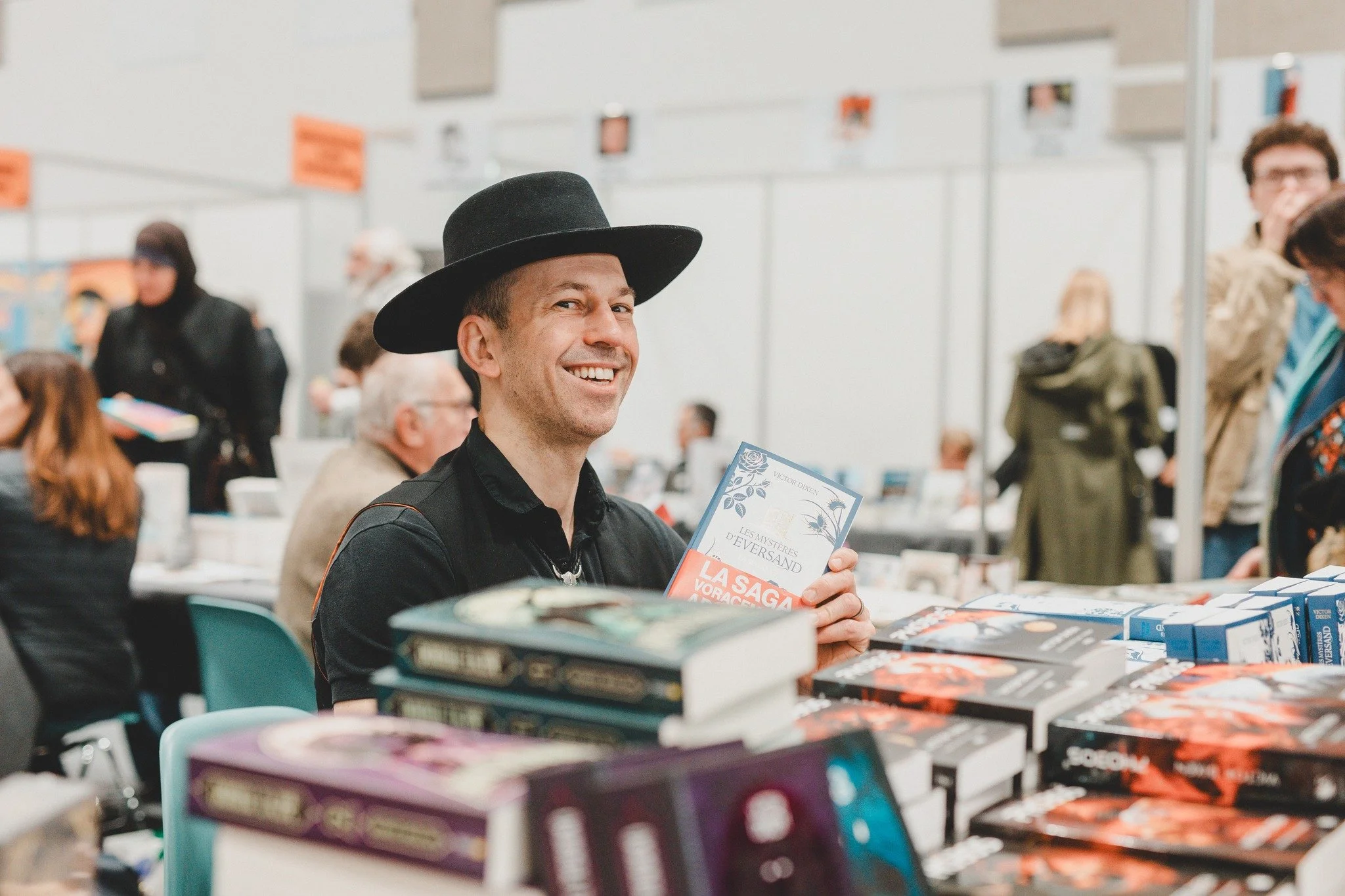 📷 𝗨𝗡 𝗥𝗘𝗧𝗢𝗨𝗥 𝗘𝗡 𝗜𝗠𝗔𝗚𝗘𝗦 𝗤𝗨𝗜 𝗗𝗢𝗡𝗡𝗘 𝗟𝗘 𝗦𝗢𝗨𝗥𝗜𝗥𝗘 🧡
La 43e &eacute;dition du Forum du Livre s'est achev&eacute;e il y a 10 jours d&eacute;j&agrave;, et les photos parlent d'elles-m&ecirc;mes 🥰 De la joie, des sourires, et