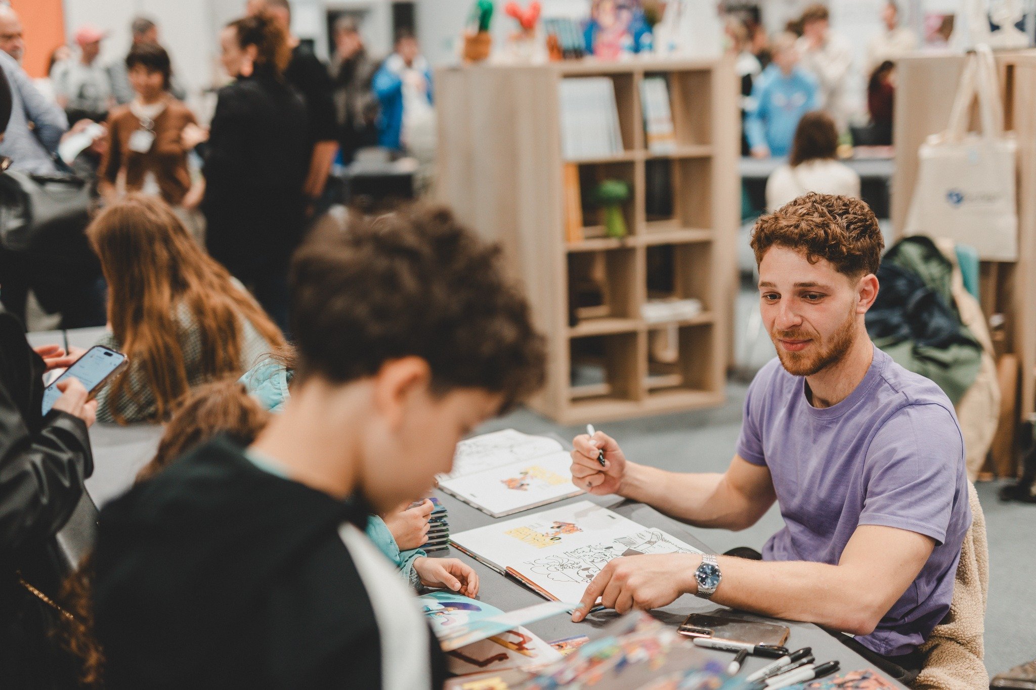 ✒ 𝗗𝗘́𝗗𝗜𝗖𝗔𝗖𝗘𝗦 🧡
Nous savons que c'est ce qui motive votre venue pour la plupart : ces quelques instants suspendus et privil&eacute;gi&eacute;s, la rencontre avec vos auteurs pr&eacute;f&eacute;r&eacute;s, la possibilit&eacute; d'&eacute;chan