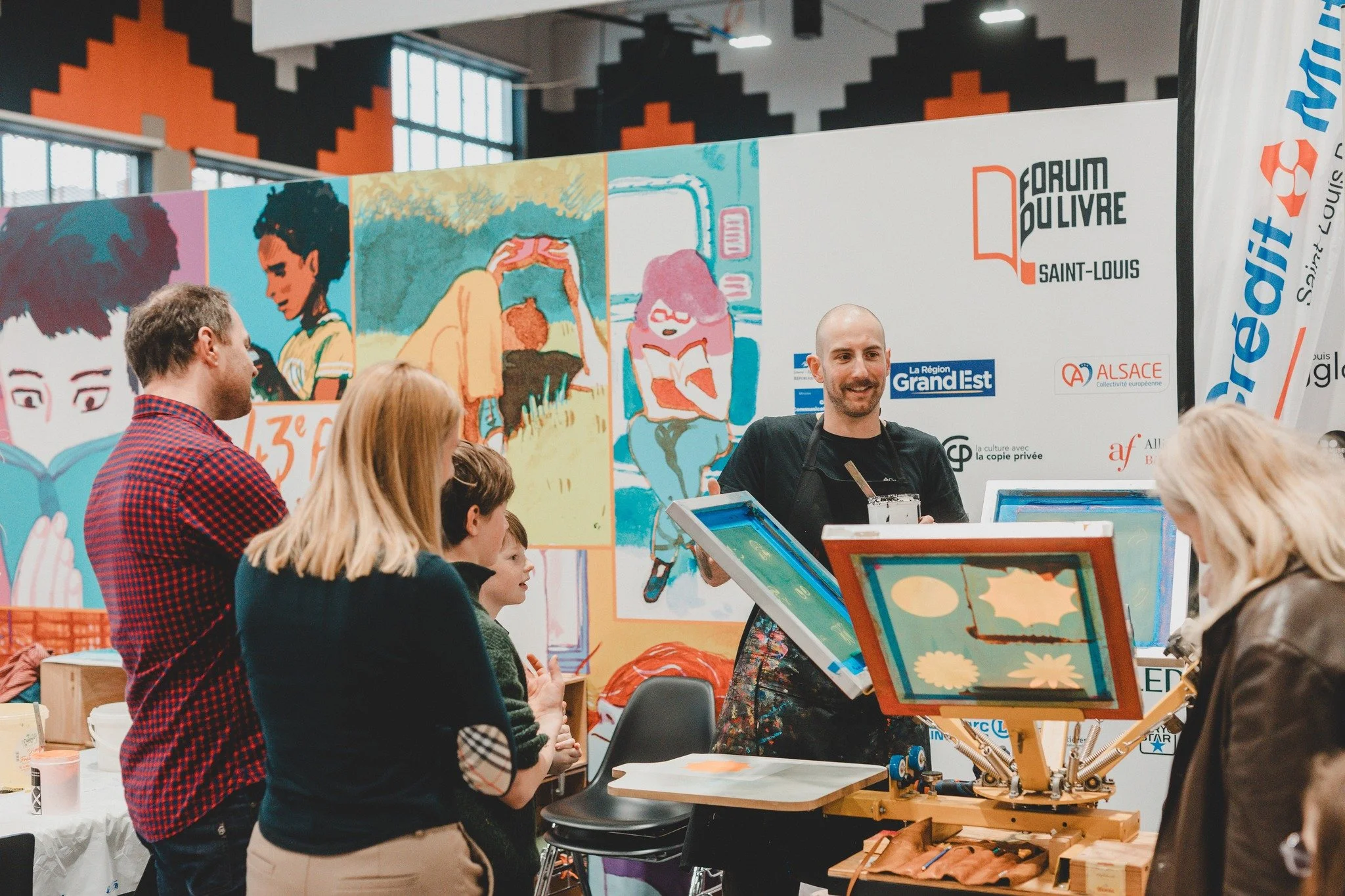 🖌 𝗟𝗘𝗦 𝗔𝗥𝗧𝗜𝗦𝗔𝗡𝗦 𝗗𝗨 #FDL2026 🧡
Coup de projecteur sur les artisans d'art de cette 43e &eacute;dition qui ont fait vivre le stand et le Forum du Livre en vous initiant &agrave; leur activit&eacute; 😍

#salondulivre #forumdulivresaintloui