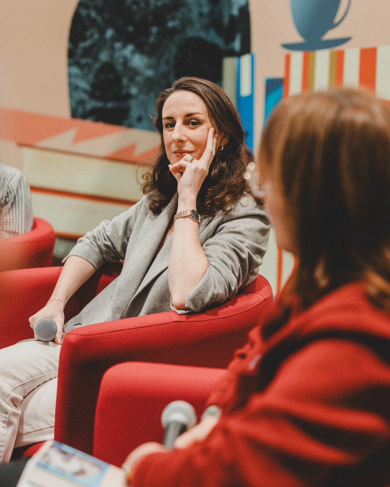 🎤 𝗘𝗡𝗧𝗥𝗘𝗧𝗜𝗘𝗡𝗦 𝗘𝗧 𝗧𝗔𝗕𝗟𝗘𝗦 𝗥𝗢𝗡𝗗𝗘𝗦 💬
Le Forum du Livre de Saint-Louis, c'est plus de 70 rencontres durant lesquelles nous laissons la parole aux auteurs et autrices invit&eacute;s 🧡 Dialogues, regards crois&eacute;s, entretiens.