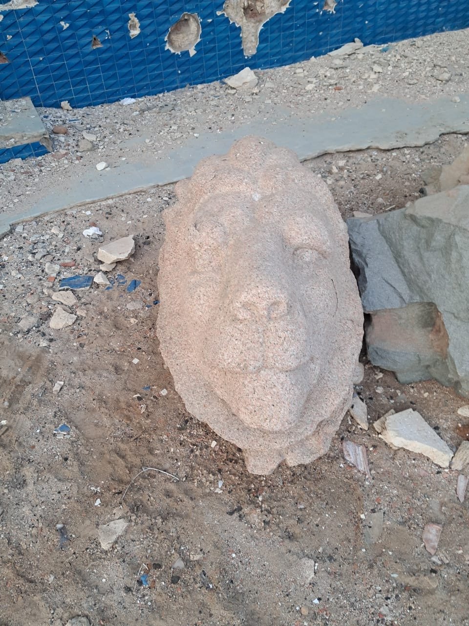 Lion's head statue in Keren-Barentu Tours.JPG
