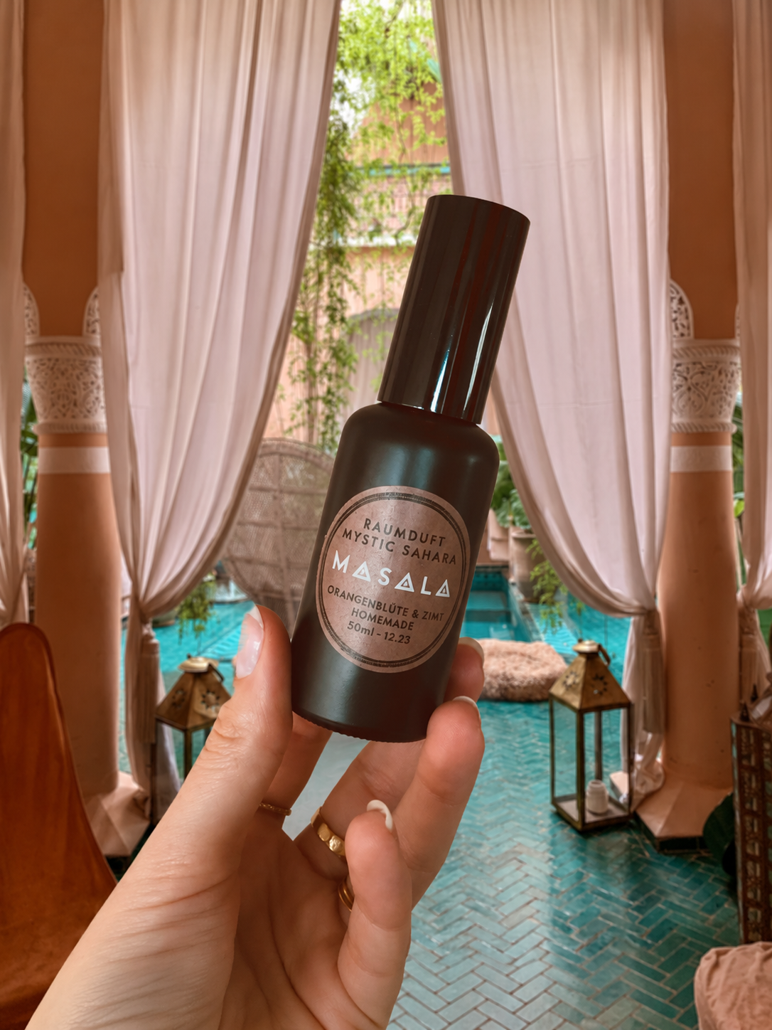 Masala-Raumspray im Riad-Innenhof.png