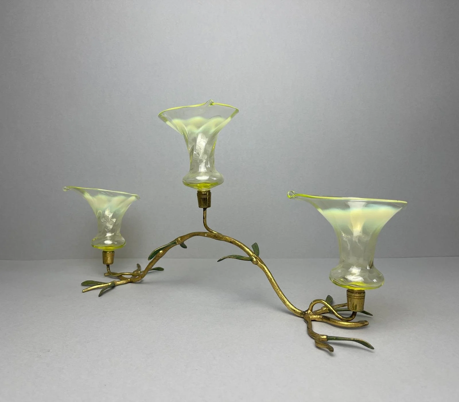 Rare 3 Trumpet John Walsh Walsh Vaseline Glass Epergne Centerpiece Art Nouveau 1900
