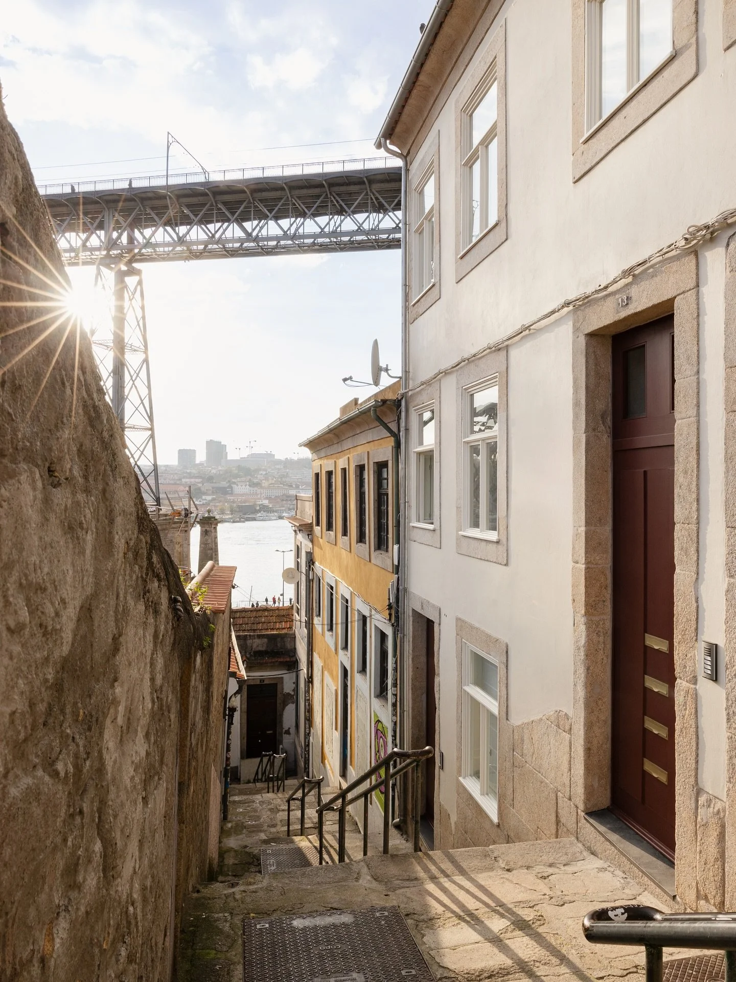Open your front door at OASIYS and you&rsquo;ll find Porto&rsquo;s most authentic streets, hidden staircases and iconic views of the Dom Lu&iacute;s I Bridge. Staying here means living in the city, not just visiting it.

📷 by @alexanderbogorodskiy 
