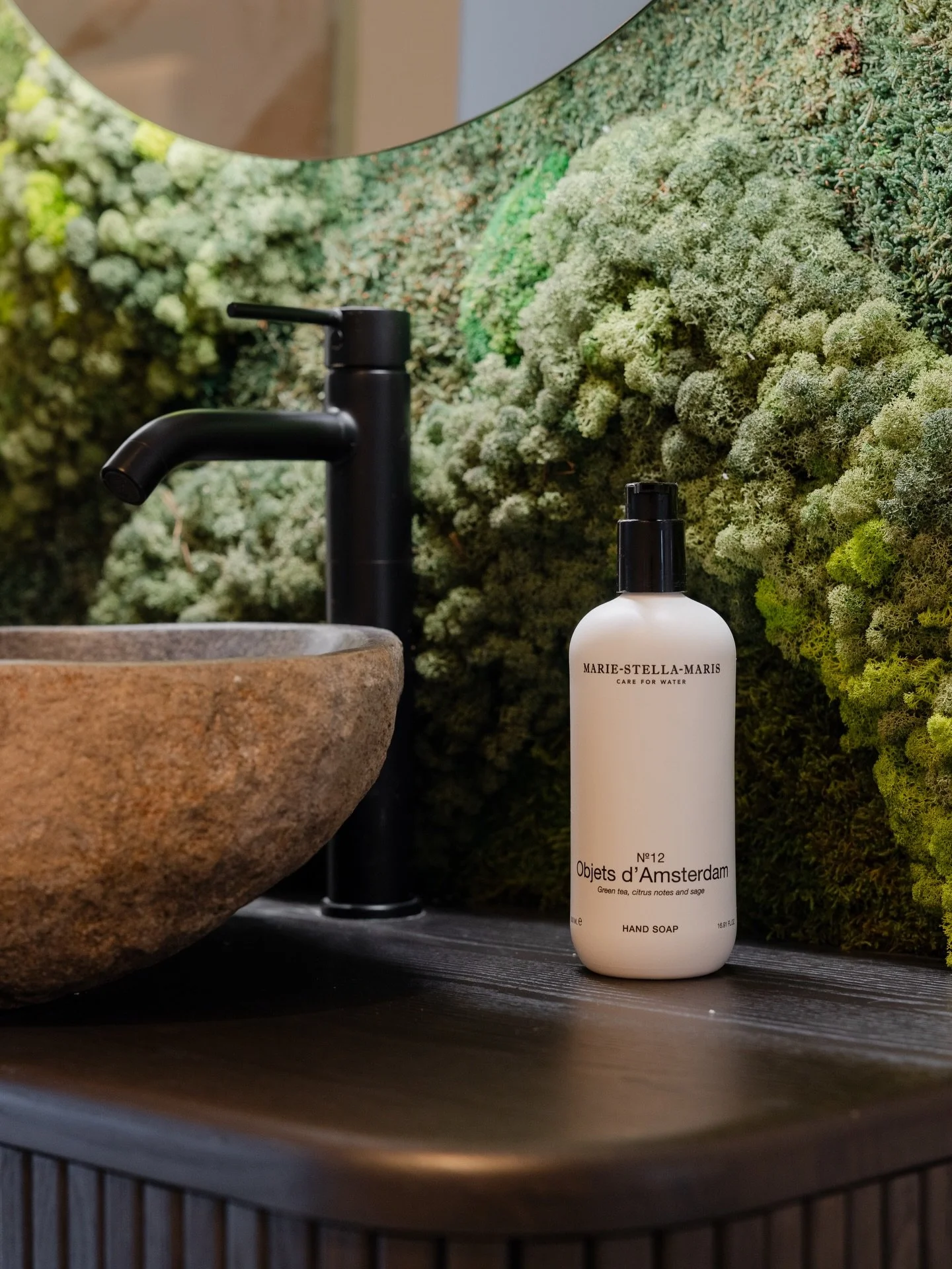 The moss in our bathroom echoes the historic rock wall at the back of the OASIYS balcony. A tribute to the natural and historical layers that shape the apartment.

Paired with @mariestellamaris_official essentials for a calming ritual. ✨