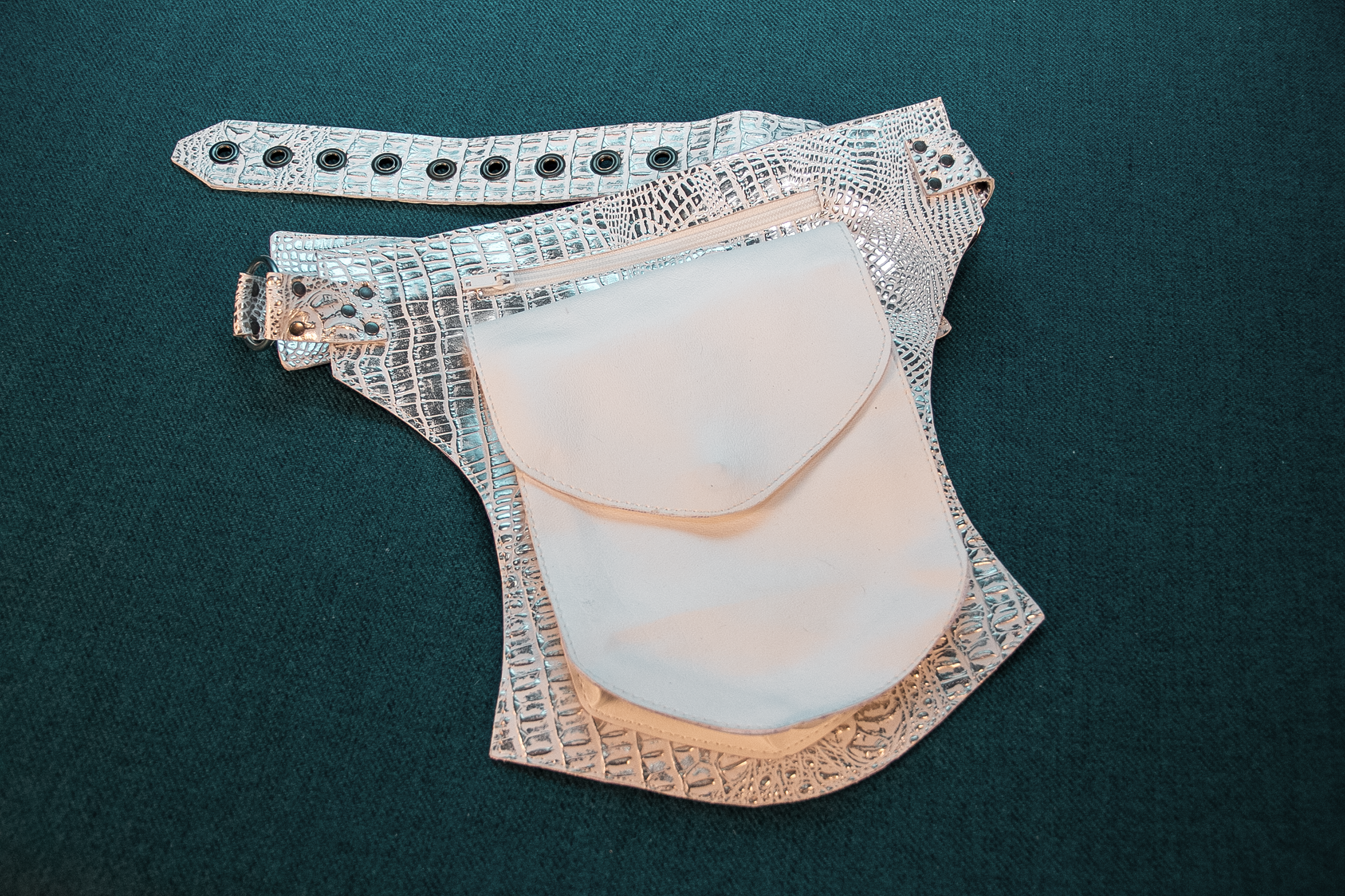 SINGLE_FAUX_SILVER_WHITE_5.png
