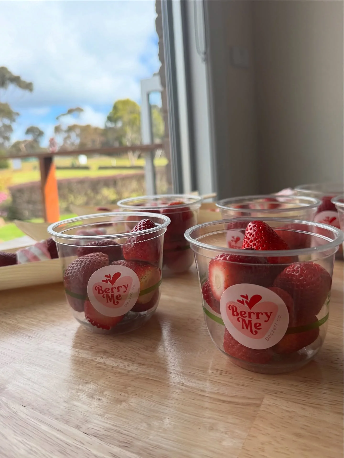 ✨Corporate events and Christmas parties🎅 

Planning your end of year celebration? 🎄🍓
Berry Me Dessert Co. is the sweetest way to treat your team! From corporate events to Christmas parties, our dessert cart brings fresh strawberries drizzled in th