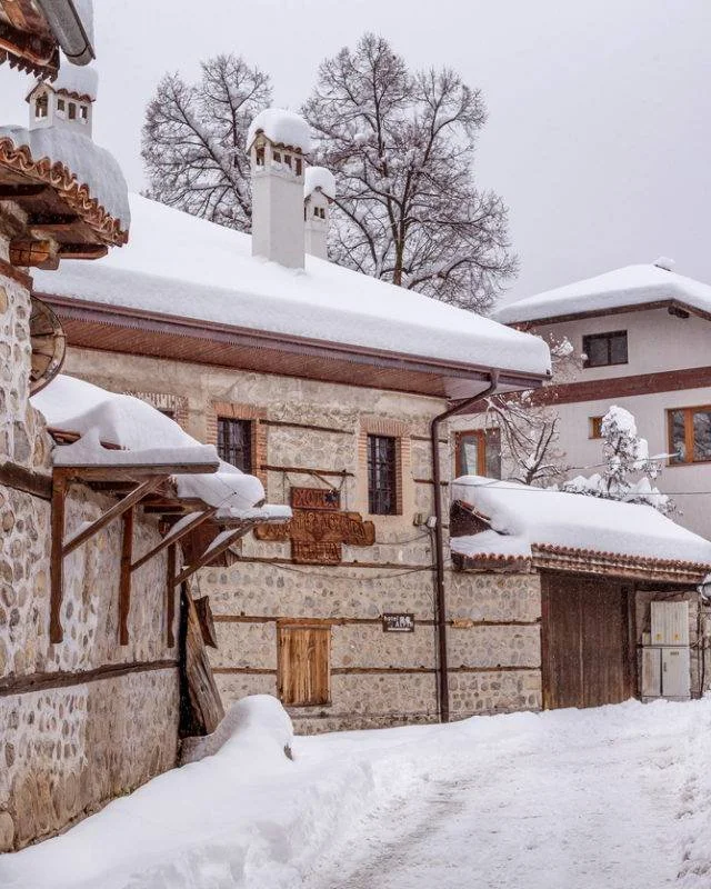 Winter in Bansko, Bulgaria ❄️
Snow-dusted mountains, cozy alpine streets, mineral spa moments, and slow mornings with mountain views.
Perfect for:
🏔️ Ski &amp; snow walks
♨️ Thermal pools nearby
🍷 Fireside dinners &amp; old-town charm
🌲 Nature, cu