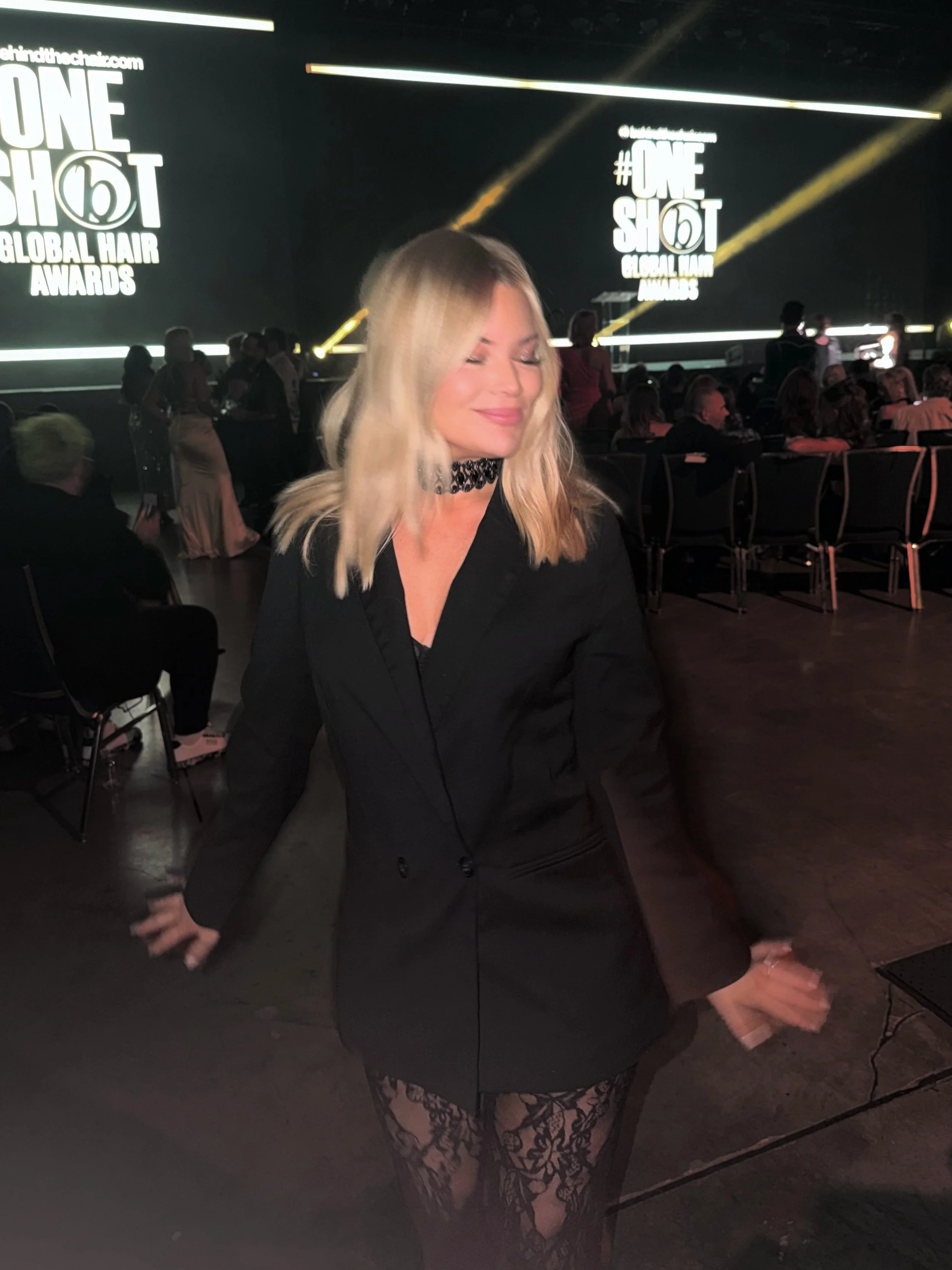 What is happening!!!! I couldn&rsquo;t believe we made global top 100 Salon Decor but to make top 25!?!?!!!!?!!! 😭🤍 I have no words! @honeycombhairyqr 

Thank you @oneshothairawards @thebtcshow for creating such an amazing event and bringing this i