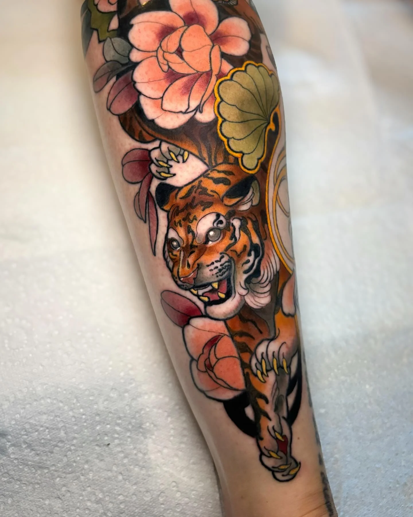 Unleashing the wild side with this stunning tiger and fan tattoo, inspired by my amazing client Naomi! This is just the first of two pieces&mdash;stay tuned for the epic collaboration with the talented Connor Wearn! 🐅🎉

@conorwearn @oldsoultattoost