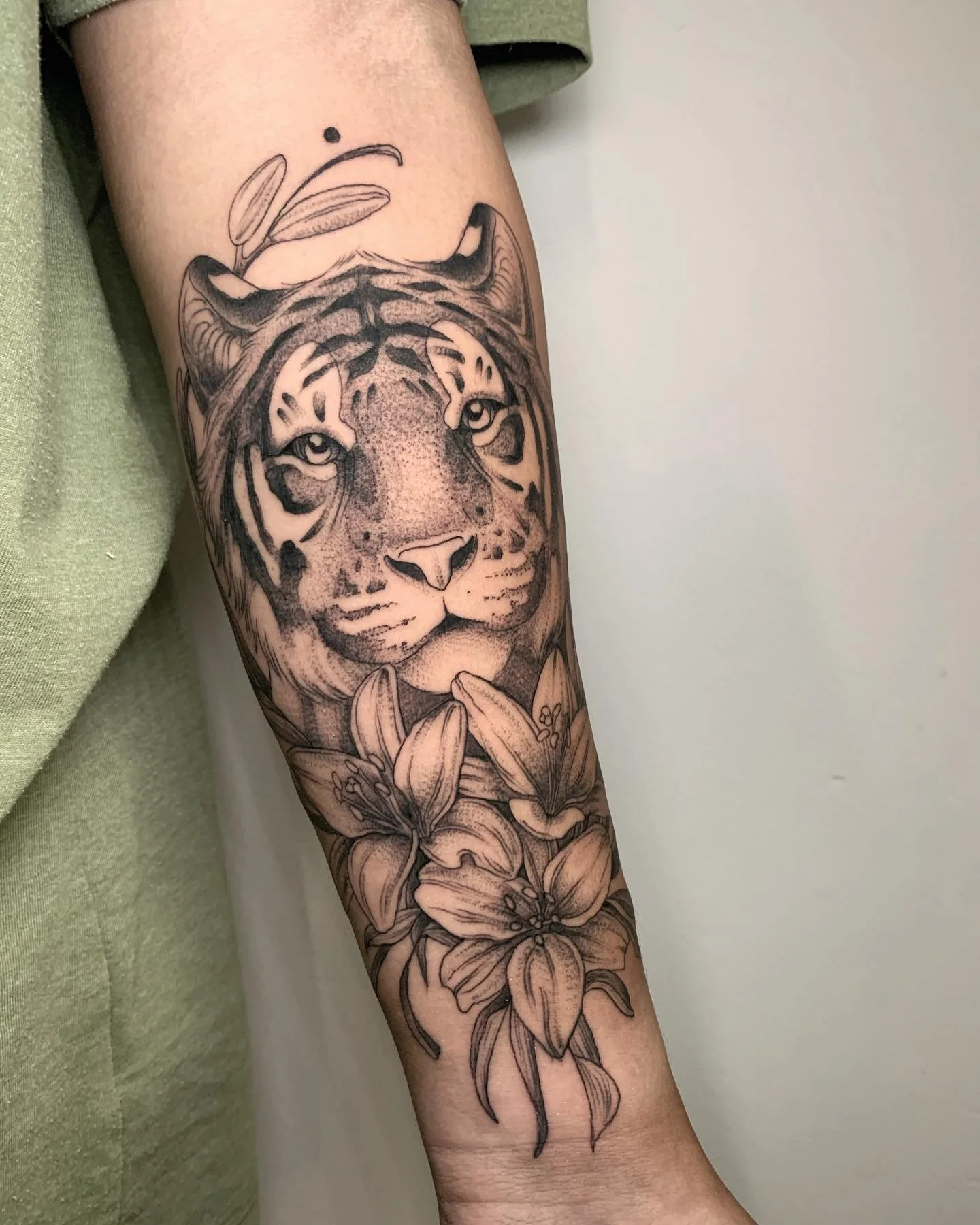 Tiger and lillies for lovely Teigan 🖤

@jaynedoetattoo
