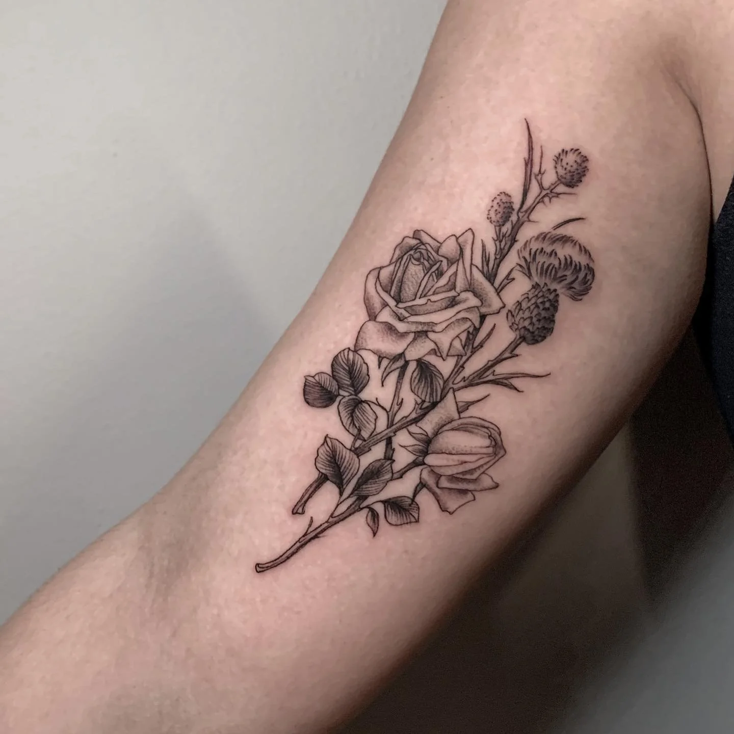 A delicate little rose and thistle arrangement for Hannah 🖤

@jaynedoetattoo